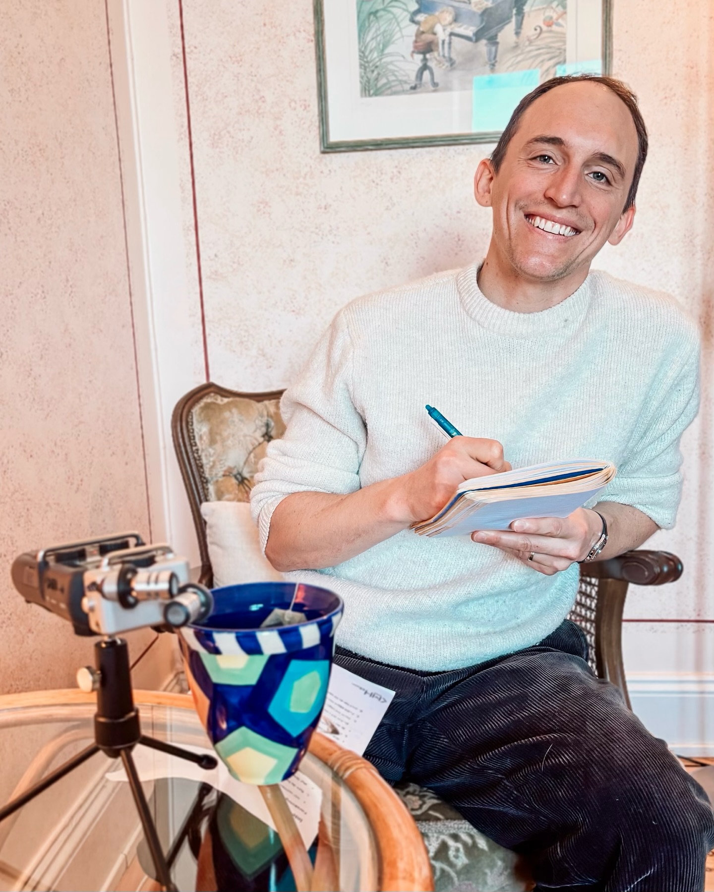 Flow är ett tillstånd vi längtar efter. När du är i flow är du fullt närvarande i nuet – med en djup koncentration, ett levande engagemang och en förhöjd kreativitet. 🌿
Jag har nyligen haft glädjen att bli intervjuad av Marcus Säljgård, som studerar musikterapi
vid Kungliga Musikhögskolan i Stockholm. Han skriver sin kandidatuppsats om flowtillstånd –
hurra för det! ✨💃
Inom Expressive Arts arbetar vi med att skapa utrymmen där människor kan få erfara den
kraft och potential som uppstår när vi släpper taget och låter oss bäras av den kreativa
energin.
Att få uppleva flow är i sig läkande.
Har du upplevt flow någon gång?
/Margareta 🎼