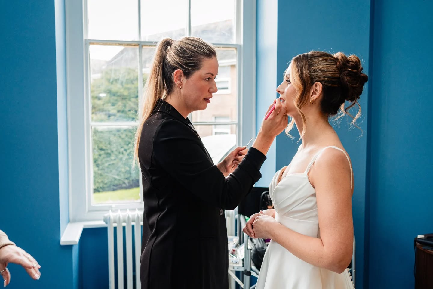 I promise my concentration face is not a representation of how I'm feeling when I am getting my brides ready 😂
A few behind-the-scenes action shots capturing a hairstyle change from our shoot at @weddingsatbrooksby, beautifully captured by @kimberley_h_photography
The new getting ready room is absolutely stunning — filled with natural light, plenty of space, and the perfect atmosphere to start your wedding morning in style. I already can’t wait to be back there again!
Such an amazing team to work alongside on the day:
@weddingsatbrooksby
@trustedsuppliernetwork
@ido_magazineuk
@theweddingattic
@theflowerfoxstudio
@katiemorleymakeup
@kimberley_h_photography
@chriskeyspiano
@aspire.rings
@aspirejewellery
@visionsofgraceuk
@d.x1_ukcouple
@ashleighrichardsbridal_barn
@malesmenswearblaby
@redvelvetbakeryuk
@kds_calligraphy
@reillycreativecaricatures
@popuppartyuk
@tmwproductionsuk
@sensational_lights_n_sounds
#weddingmorningvibes #bridalhairuk #weddinginspo #luxuryweddingsupplier #bridalmorning