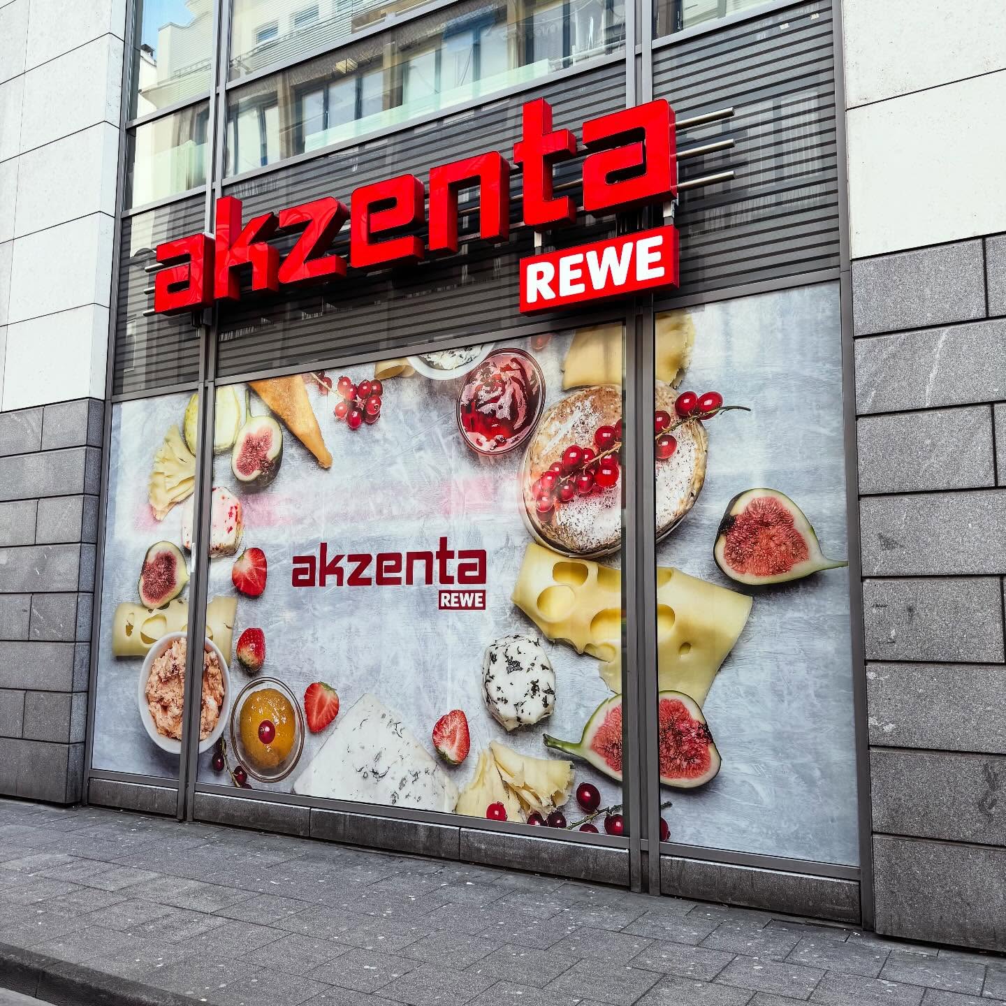 One Way Vision – Branding trifft Funktionalität.
Für den Standort von @akzenta REWE in den @cityarkadenwuppertal wurden zwei großflächige Fensterbeklebung umgesetzt, die zwei Ziele klar vereint: maximale Sichtbarkeit nach außen und uneingeschränkte Lichtdurchlässigkeit nach innen.
Eingesetzt wurde eine One Way Vision Folie mit 70/30 Lochstruktur – bedeutet:
→ 70 % Druckfläche für starke visuelle Präsenz
→ 30 % Perforation für Tageslichteinfall und Durchsicht von innen
Das Ergebnis ist ein aufmerksamkeitsstarker Außenauftritt mit hochwertigen Food-Visuals, während die Innenräume weiterhin natürlich belichtet bleiben – ohne „Schaufenster-Feeling“.
#Signage #RetailDesign #Folierung #OneWayVision #Branding