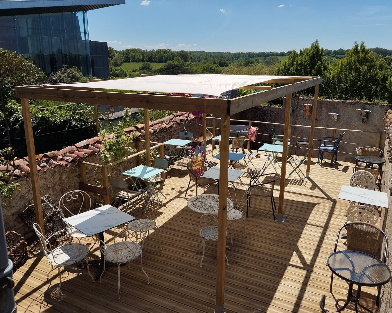 Thank you to everyone who has been in last week, so lovely to see regular faces and new faces enjoying Maison PB Salon de Thé taking in the beautiful view from the courtyard and great food, plus the new weekly specials.
Another lovely forecast for this week and look forward to seeing you all.
#lehibouchic #Bellac #hauteviennetourisme