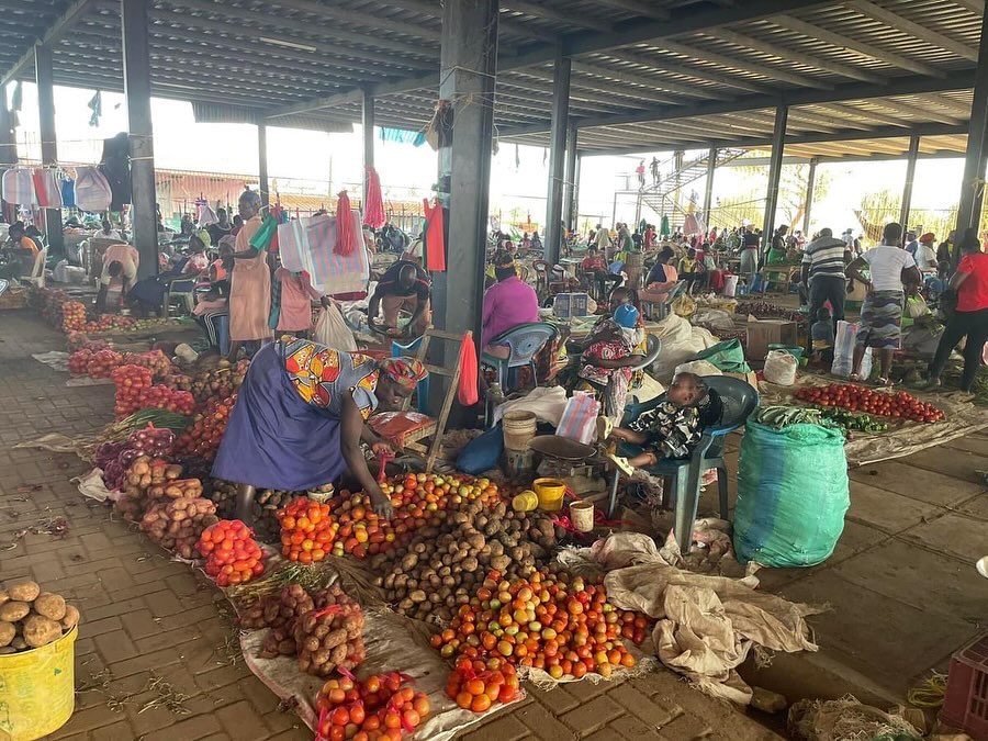 Our most recent visit to kenya at St.Peter’s- the afternoon after our arrival saw us at the twice weekly market in Kathwana. Every time we visit we are greeted with warmth, kindness and some curiosity!