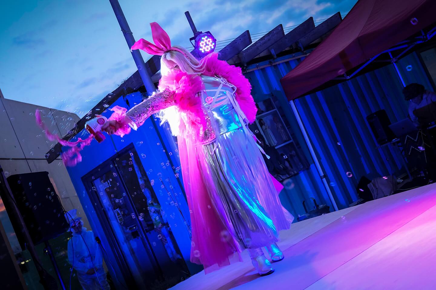 How is it a week since the @hatch_somerset After Party at @eastquaywatchet?
Huge thanks to @john.granizophotography for this fab shot! 🫧🔫🐇
The new Hatch exhibition, Trip Hazard, begins tomorrow at the Langport barn. (I don’t have work in this one as the timings were a bit tricky for me - next time though 😊).
There are some fantastic collaborations included & it’s going to be as thought-provoking and other-worldly as always! ❤️ Can’t wait to visit.
It’s free to go and you can get tickets by going to hatch-art.weebly.com or head to the Hatch Instagram and follow links from there ✨
#hatchsomerset #art #artforall #somerset #newexhibition