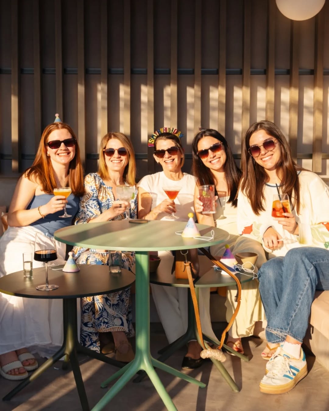 El mood que tu grupo de WhatsApp te estaba pidiendo 🍸
Un cóctel de autor en la mano, el skyline de Valencia de fondo y esas risas que arreglan cualquier semana.
Ah, y una foto para tu recuerdo (y el de los demás😉)
Vente a Skybar y deja que te mejoremos la tarde.
#skybarvalencia #novotelvalencia #rooftopvalencia #tardeovalencia