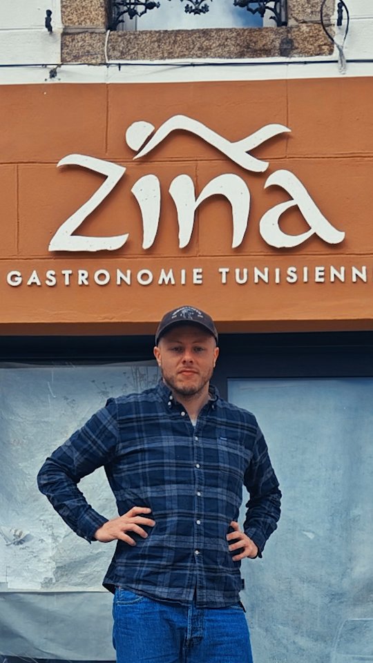 🇹🇳 On avait fait le logo ensemble, ils m'ont suivi sur la démarche écologique pour l'enseigne ♻️
♻️ Cuisine Tunisienne, enseigne 100% plastique recyclé breton. ( @atelier.rehab )
L'enseigne @restaurant.zina est posée, ouverture très bientôt à #saintrenan .
Ça va se régaler.