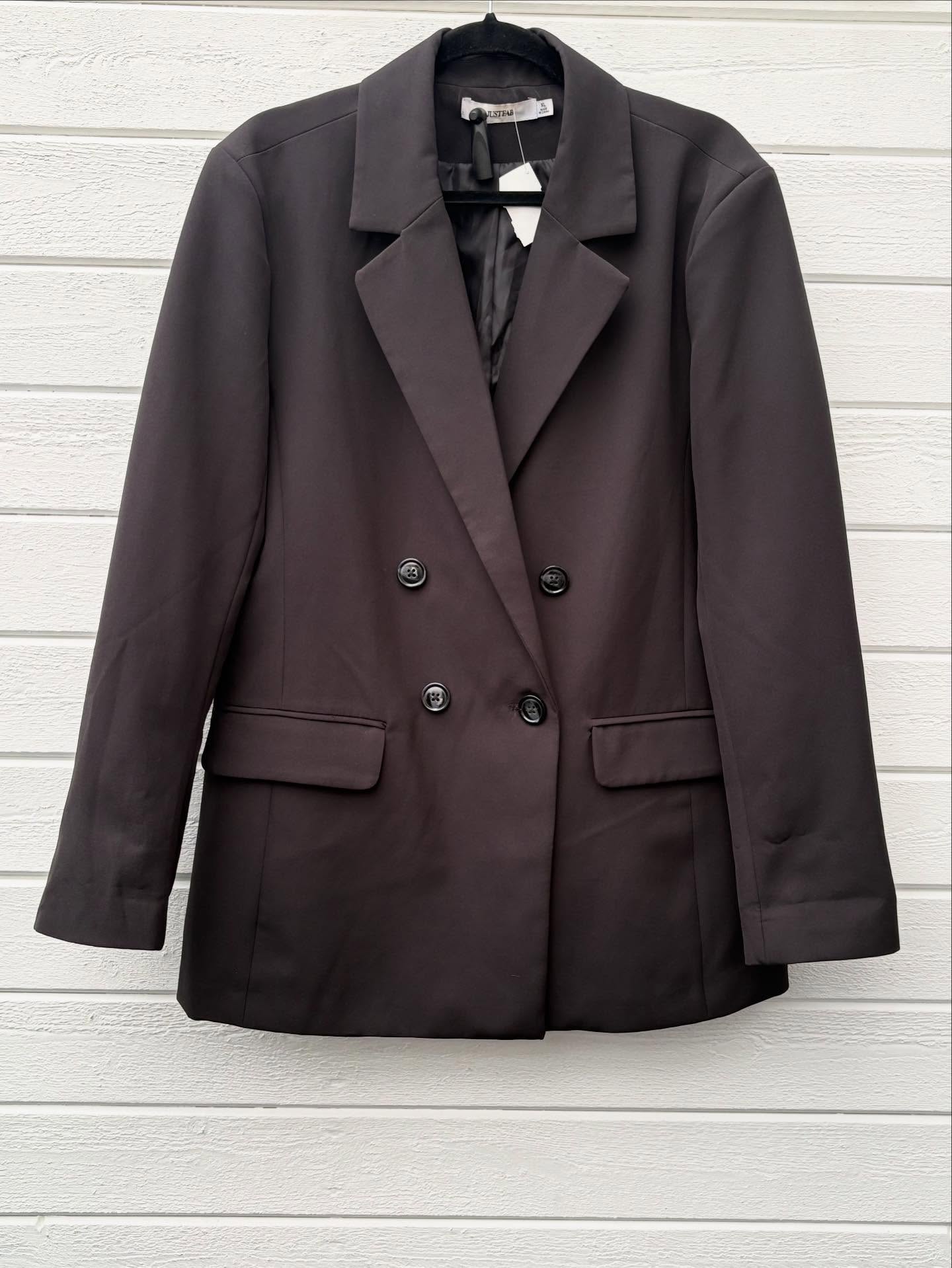 Överdelar i blandade storlekar 🌿
Blommig blus, L, ZIZZI - 219kr
Kavaj, XL, JUSTFAB - 249kr
Blommig tunika, 50, ONLY - 279kr (nypris 460kr)
Byxa, 46/48, ONLY - 179kr (nypris 300kr)
Mönstrad tunika, L, ZIZZI - 229kr SÅLD