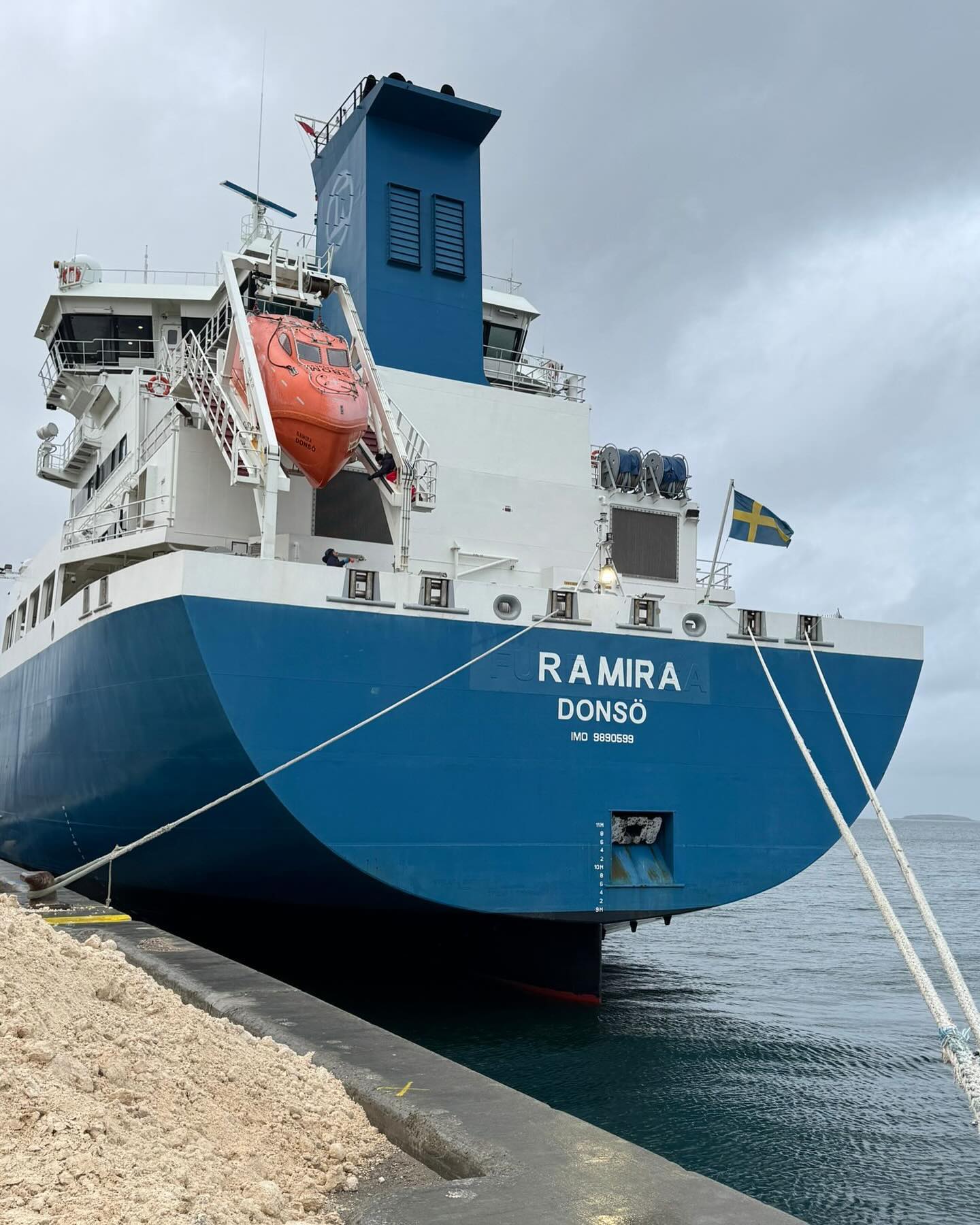 Ramira is back. We have during the week taken ownership of “Fure Vinga” in Copenhagen, when captain Mattias Jervehed got the “keys” from captain Norrel Tapia.
A big thanks to @Furetank for the cooperation and hand over.
Ramira will continue to sail within the Gothia Tankers system and is now headed for Fredericia for loading.