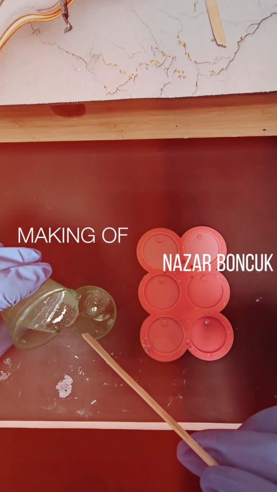 Kennst du den Nazar Boncuk? 🧿
Ein traditionelles Symbol für Schutz vor dem „bösen Blick“ und genau daraus ist diese Hundemarke entstanden.
Glaubst du an solche Schutzsymbole oder ist das eher einfach ein schönes Design für dich? 👇
#nazarboncuğu #hundeliebe #handmade #nazar #schutz