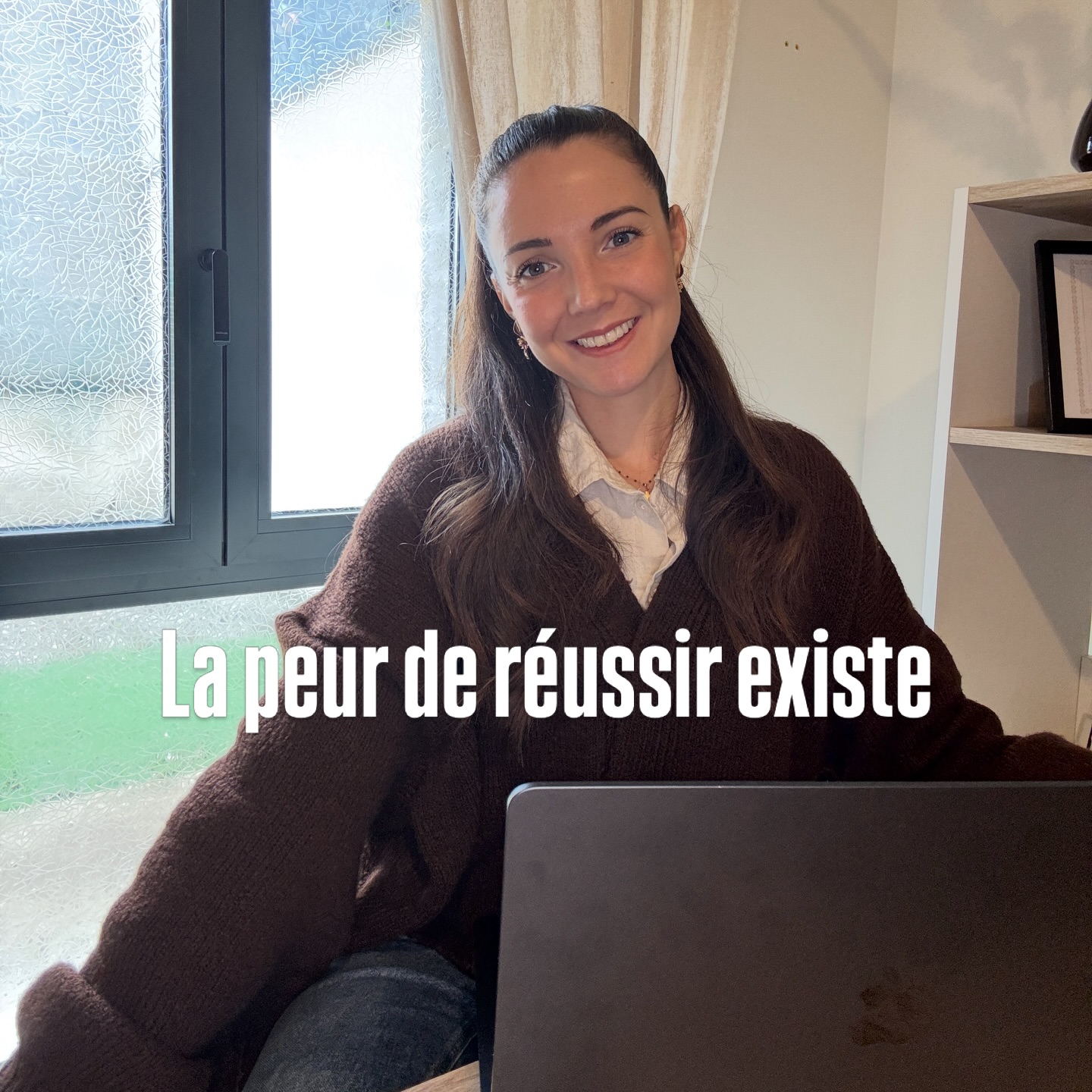 Il ne manquait pas de détermination.
Il évitait simplement de réussir.
Récemment, j’accompagne un joueur de billard qui pensait avoir un problème de determination 🤔
Il me dit : “Les autres sont plus déterminés que moi.”
En réalité, c’est tout l’inverse qui se jouait… En creusant, on met en lumière un mécanisme puissant :
👉 réussir = être vu
👉 être vu = être au centre
👉 être au centre = inconfort
Alors inconsciemment, il s’adapte. Il reste en retrait. Il observe.
Et parfois, il lâche dans la performance… pour éviter l’exposition. (Mais c’est très inconscient, bien sûr, on a découvert ça à la sixième séance après déjà un sacré travail.)
Ce n’est pas un manque de capacité. Ni de technique. C’est une stratégie de protection. Une stratégie construite avec le temps, liée à sa place face aux autres.
Et dès qu’il en prend conscience :
💡 les tremblements disparaissent
💡 l’engagement augmente
💡 le jeu devient plus fluide
🎯 Résultat : une progression nette, sans même travailler la technique.
Et si votre prochain cap n’était pas technique, mais mental ?
(Spoiler : impossible de voir un mécanisme comme celui là tout seul)
Moi, c’est Apolline, préparatrice mentale, et je sais exactement quelles questions te poser pour déclencher des prises de conscience qui t’apporteront rapidement des résultats différents 🍀