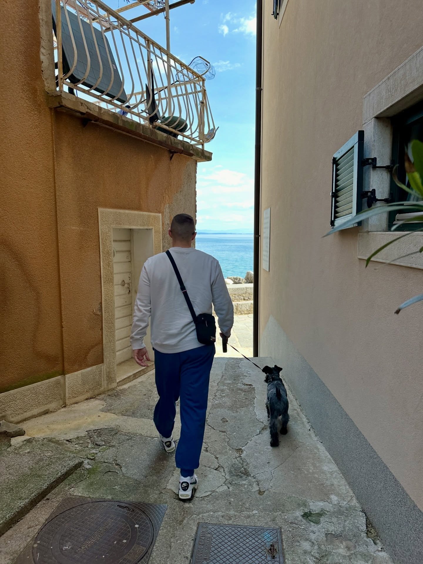 Energija nikada ne stoji. Ona se stalno mijenja, bez obzira jeste li toga svjesni ili ne. Mijenja se kroz način na koji razmišljate, kroz emocije koje nosite u sebi i kroz obrasce koje svakodnevno živite. I upravo zato svijet koji živite nije odvojen od vas. On je direktan odraz onoga što se u vama događa.
Većina ljudi promatra život kroz ono što im se događa izvana, kroz okolnosti, odnose i situacije. Ali ono što zaista određuje njihovo iskustvo nalazi se iznutra. Energija iz koje reagirate oblikuje način na koji doživljavate stvarnost. Kada ta energija ostaje ista, mijenjaju se ljudi, mjesta i situacije, ali iskustvo ostaje isto. Obrasci se ponavljaju jer ih nosite sa sobom.
Zato rad na sebi traži da počnete uočavati kako živite. Gdje gubite energiju. U kojim situacijama reagirate uvijek na isti način. Koje emocije potiskujete i koje odluke donosite iz tih slojeva. Tu se jasno vidi što stvarate i zašto vam se određene stvari u životu stalno vraćaju.
Kada počnete vidjeti te obrasce, tada se počinje mijenjati i energija iz koje živite. Ta promjena dolazi iz svjesnosti i odgovornosti koje preuzimate u svakodnevnim postupcima. Kako se mijenja vaša unutarnja dinamika, mijenja se i način na koji doživljavate sebe, ljude oko sebe i situacije u kojima se nalazite.
#osobnirazvoj #radnasebi #motivacija