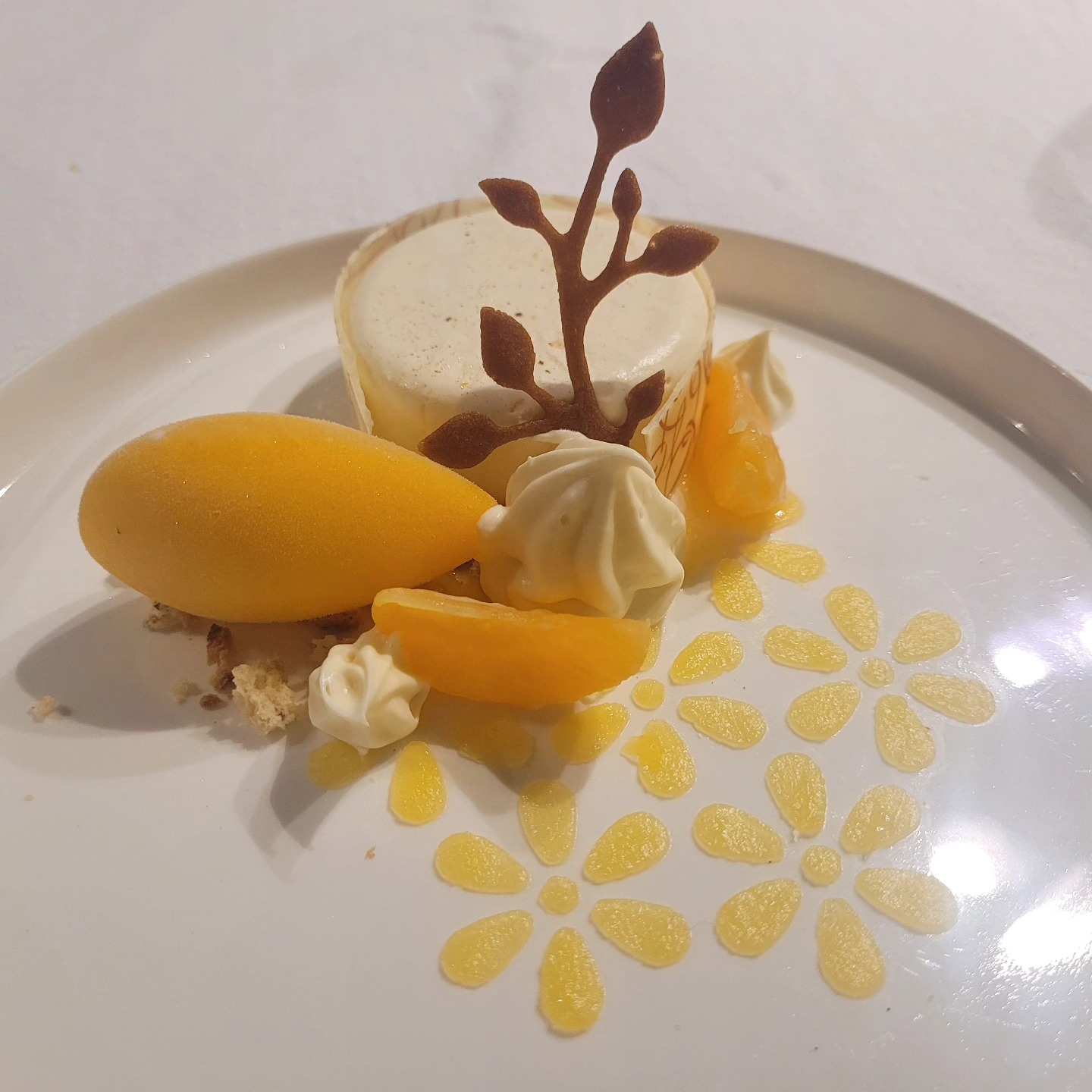 👇 français
Wat zetten we in het nieuwe seizoen op het menu?
Een onderwerp dat vaak ter sprake komt in de stille wintermaanden. Reden dus om volop te experimenteren met frisse, kleurrijke voor-en nagerechten barstensvol smaak. Wij vonden ze alle vier verrassend lekker. 😋
Welk gerecht zien jullie graag op het menu?
* mandarijnen-dessert met mousse, sorbet en witte chocolade 🍊
* gravadlax met groene groenten en dragonemulsie🍣
* salade met ossenhaas, ingelegde groenten en ei 🥗
* mousse van geitenkaas met paprikacoulis en kruidenolie 🧀
‐------------------------------------------------------------
Que mettrons-nous au menu de la table d'hôtes la nouvelle saison ? Un sujet souvent refléchi pendant les mois calmes de l’hiver et donc une bonne raison pour expérimenter des entrées fraîches et colorées et des desserts pleins de saveurs. Nous avons savouré les quatre petits plats. 😋
Quel plat aimeriez-vous voir au menu ?
* dessert mandarine avec mousse, sorbet et chocolat blanc 🍊
*gravadlax aux légumes verts et émulsion d'estragon🍣
*salade avec filet du boeuf, légumes marinés et œuf 🥗
*mousse de chèvre au coulis de poivron et huile aux herbes 🧀
#tabledhotes #culinaireinspiratie #foudepatisserie
#foodstagram #foodlover #instafood #ohlechateau #chambresdhotesdecharme #bedandbreakfast #gravadlax #desserts #silikomart #verwennerij #bonweekend