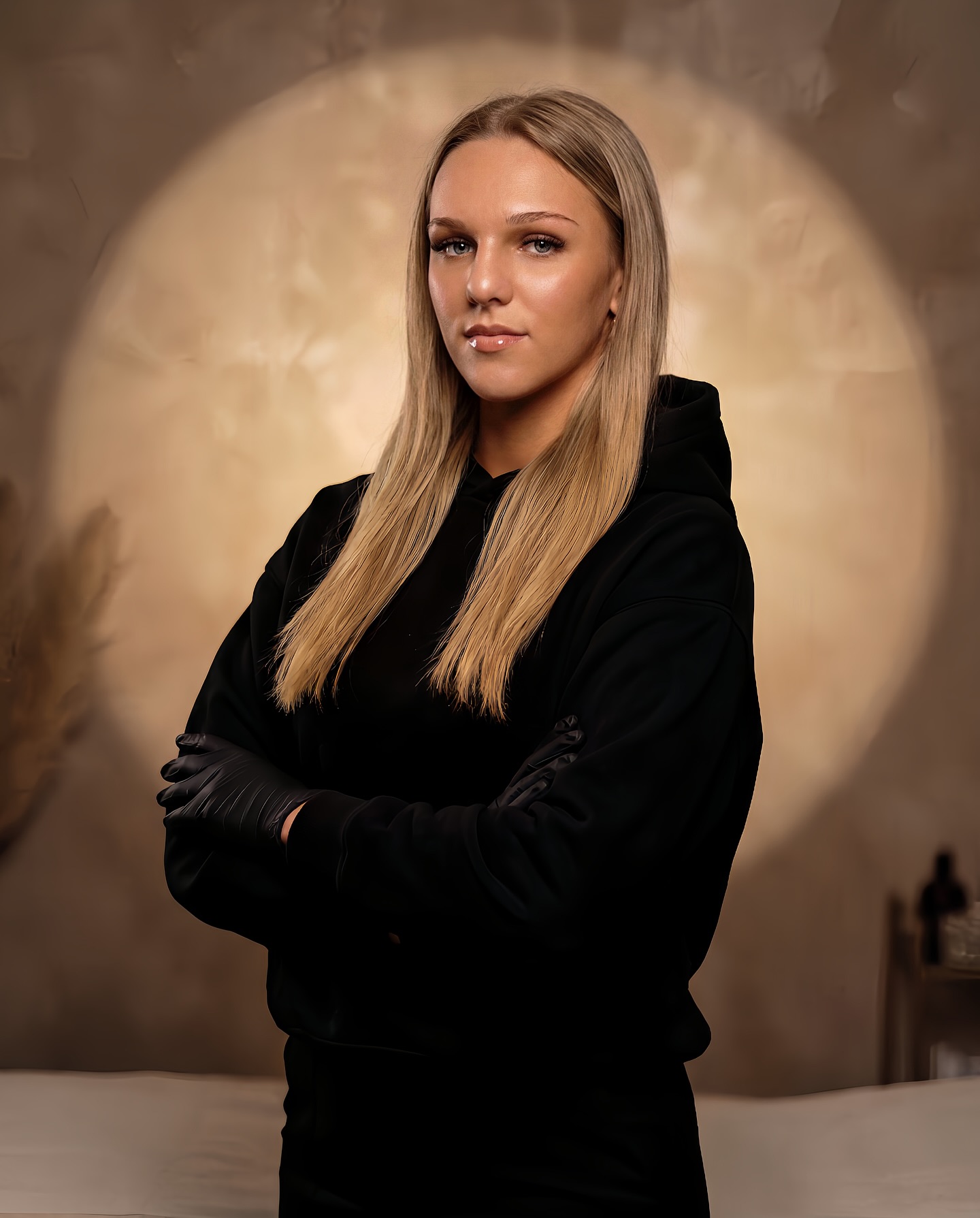 ✨ 𝐇𝐚𝐥𝐥𝐨, 𝐢𝐜𝐡 𝐛𝐢𝐧 𝐄𝐦𝐞𝐥𝐲 ✨
𝐖𝐢𝐞 𝐠𝐮𝐭 𝐤𝐞𝐧𝐧𝐬𝐭 𝐝𝐮 𝐦𝐢𝐜𝐡? 🥰
Ich lerne seit kurzem direkt von Viktoria und darf dieses Wissen von Anfang an in meine Arbeit einfließen lassen – für Behandlungen auf hohem Niveau ✨🫶🏼
💬 𝐖𝐔𝐒𝐒𝐓𝐄𝐒𝐓 𝐃𝐔, 𝐃𝐀𝐒𝐒 …
… mein Perfektionismus mir oft selbst im Weg steht? 🫣🥴
… ich dadurch ein bisschen die Mini-Version von Viki bin😅🤗
… meine Chefin mich als „Semmelbrösel“ eingespeichert hat? 🍞🤣
🤍 𝐖𝐀𝐑𝐔𝐌 𝐈𝐂𝐇 𝐌𝐄𝐈𝐍𝐄𝐍 𝐁𝐄𝐑𝐔𝐅 𝐋𝐈𝐄𝐁𝐄:
Menschen eine Freude zu machen und ihnen gleichzeitig zu zeigen, wie schön sie sind – genau das erfüllt mich. 💄✨
✨ 𝐖𝐀𝐒 𝐌𝐈𝐑 𝐁𝐄𝐒𝐎𝐍𝐃𝐄𝐑𝐒 𝐀𝐌 𝐇𝐄𝐑𝐙𝐄𝐍 𝐋𝐈𝐄𝐆𝐓:
Ehrlichkeit, Vertrauen und dass sich jeder bei mir genau so akzeptiert fühlt, wie er ist. 🤍
💆♀️ 𝐌𝐄𝐈𝐍 𝐒𝐂𝐇𝐖𝐄𝐑𝐏𝐔𝐍𝐊𝐓:
Mein Perfektionismus – ich habe Dinge einfach gerne perfekt. Wenn sie es nicht sind, kann mich das schon mal fordern, aber genau das treibt mich an, immer besser zu werden 🫣✨
✨ 𝐌𝐄𝐈𝐍 𝐀𝐍𝐒𝐏𝐑𝐔𝐂𝐇:
Ich möchte immer mein Bestes geben und liebe ehrliches, gutes Feedback. 💛
☕ 𝐌𝐄𝐈𝐍 𝐏𝐄𝐑𝐅𝐄𝐊𝐓𝐄𝐑 𝐒𝐓𝐀𝐑𝐓 𝐈𝐍 𝐃𝐄𝐍 𝐓𝐀𝐆:
Ich bin eigentlich eine totale Nachteule – aber irgendwie funktioniere ich auch am Tag 😂🦉
🍟 𝐓𝐄𝐀𝐌: 𝐒𝐀𝐋𝐙𝐈𝐆 𝐎𝐃𝐄𝐑 𝐒Ü𝐒𝐒?
100% süß 😍
🌿 𝐌𝐄𝐈𝐍 𝐀𝐔𝐒𝐆𝐋𝐄𝐈𝐂𝐇:
Zeit mit meinen Freunden und meiner Familie 🫂
🏎️ 𝐅𝐔𝐍 𝐅𝐀𝐂𝐓:
Ich hasse es, alleine zu sein – ich brauche immer Menschen um mich 👀
Ich freue mich darauf, dich bei mir willkommen zu heißen und dir einen Moment nur für dich zu schenken.
Deine Emely ✨
#kosmetikviktoria #lehre #beautymitherz #modellegesucht