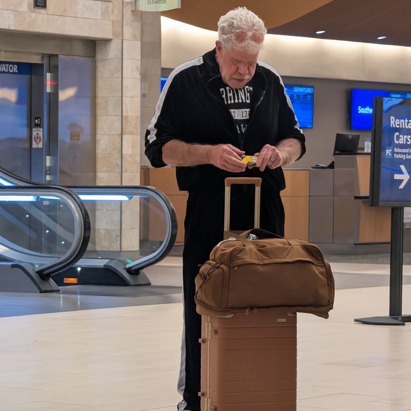 When you travel to three major cities in the last 6 weeks and don't see a single celeb (except Tyler Perry who was directing your kid's scene)... until you're picking up your hubby at your small town airport.
❓Who is your favorite celebrity spotting at an airport?
#sonsofanarchy #gsp #sccomicon #whengoodbyesbegin #celebrityspotting