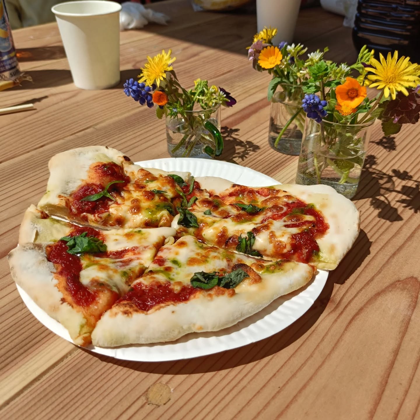 しそう探検隊
はじめてのピザづくり体験を開催しました。
30人以上の方にご参加いただき楽しい時間をありがとうございました。ピザが焼けるまでの間、ビオトープスクールの林先生によるビオトープの自然観測会、観光協会のエース広瀬くんによる焚き火のスモア。綾部からのコーヒー担当、とうらさんのガリガリコーヒー体験など盛りだくさんの内容でした。
お越しくださった皆さん、至らないことも多々あったかと思いますが、ご参加いただき本当にありがとうございました!