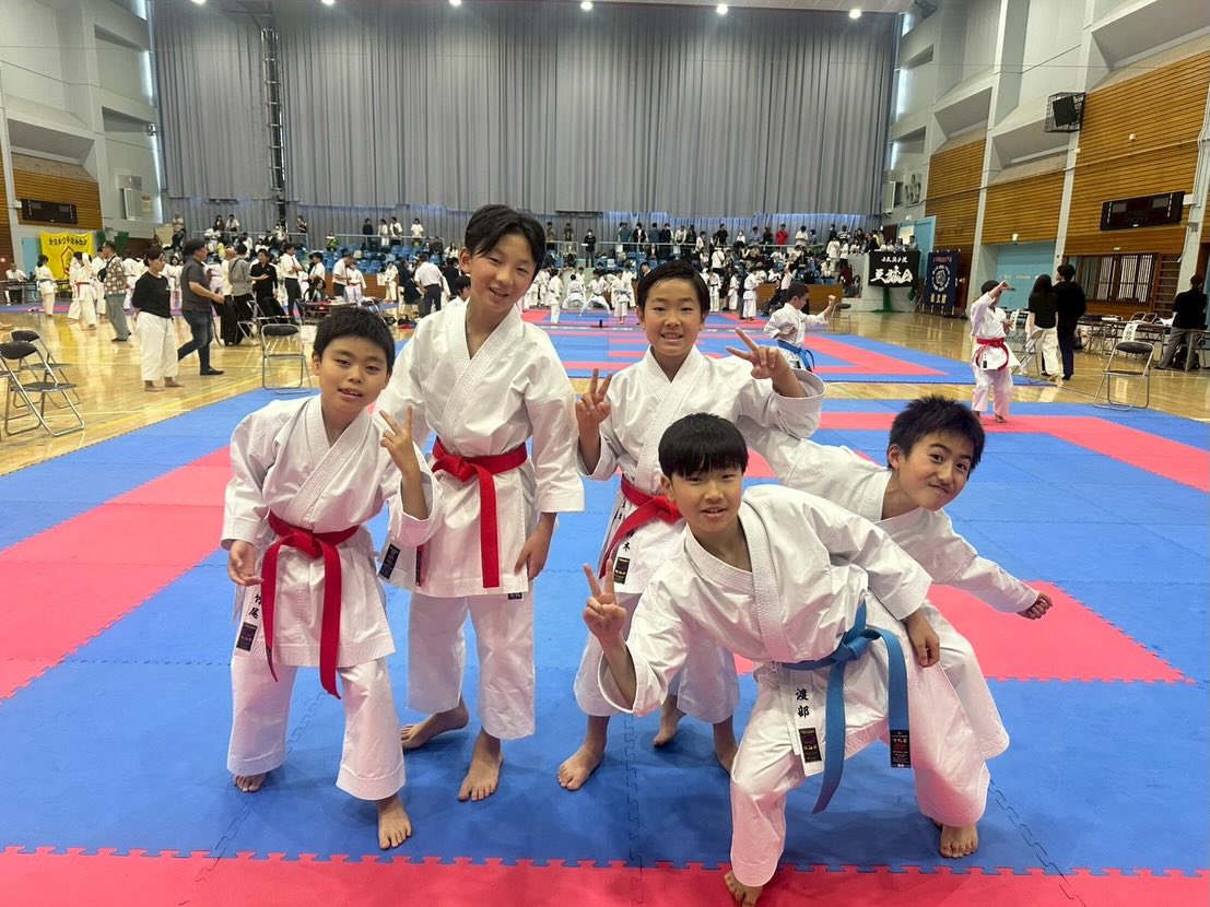 4.19
江戸川大会が開かれました。
葉山からは初めて試合に出る子も3人いましたので子供だけでなく親御さんも緊張気味でしたが、先輩道場生のサポートもあり皆試合に挑めました。
入賞した人もしていない人もこの大会にて、自分自身の課題が見つかったと思いますので課題克服に向けて精進して行きましょう!
#聖心館葉山 #江戸川大会 #空手キッズ #大人空手