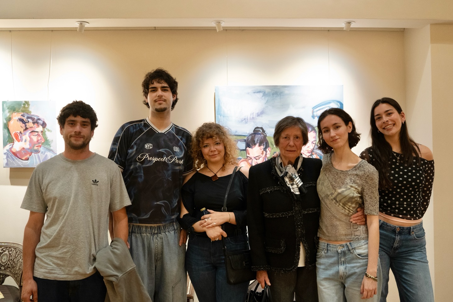 Na inauguración do pasado venres o público puido desfrutar da obra de Julia Busto Vieites, coñecendo a súa mirada íntima a través da pintura 🎨
'Lo que vi mientras no me mirabas' permanecerá exposta na Galería Fundación Araguaney ata o 8 de maio📍
Non a perdas!