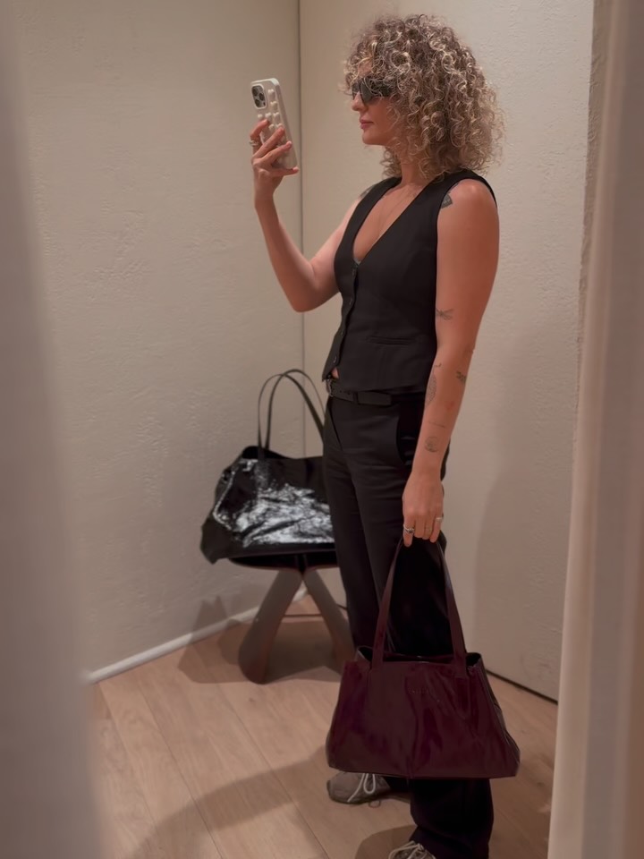 A new icon is born. 💫
Nowa, mniejsza wersja naszej bestsellerowej torebki udowadnia, że nie zawsze wielki styl potrzebuje dużego formatu.