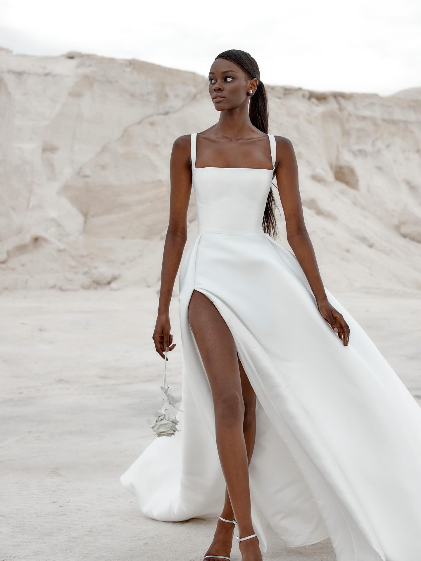 For the girls who like to show a little leg 😏
Luni by @kyhabride ✨