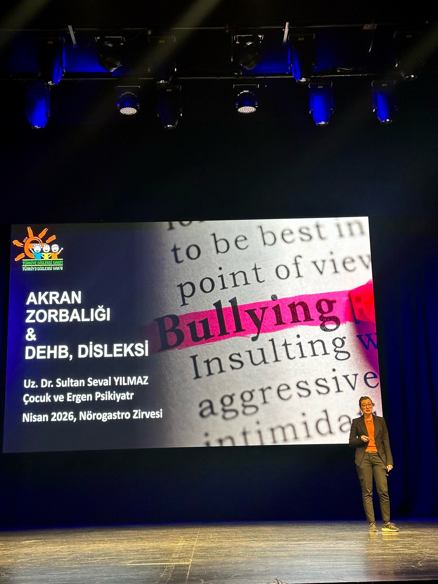 Türkiye Disleksi Vakfı olarak, uzun bir aranın ardından gerçekleştirdiğimiz ilk etkinlik olan Nörogastro Zirvesi’ni başarıyla tamamlamış olmanın gururunu yaşıyoruz.
Bu kıymetli buluşma; nörogelişim, beslenme, öğrenme süreçleri ve disleksi alanlarını disiplinlerarası bir bakışla yeniden ele alma fırsatı sundu. Alanında değerli hocalarımızın katkılarıyla bilgilerimizi tazelemek, yeni perspektifler kazanmak ve ortak bir farkındalık zemini oluşturmak bizim için son derece kıymetliydi.
Katılımlarıyla bizleri onurlandıran Sayın Mehmet Muharrem
Kasapoğlu’na, Istanbul Vali Yardımcısı Sayın Hasan Gözen’e ve
Sayın Aylin Yaman’a teşekkürlerimizi sunarız.
Nazik ev sahiplikleri için Kültür ve Turizm Bakanlığı’na ve Atatürk Kültür Merkezi’ne ayrıca teşekkür ederiz.
Destekleriyle bu günü daha da anlamlı kılan sponsorlarımız
Eataly, Kombucha 2200, Kuru Kahveci Mehmet Efendi ve Nilky, iyi ki bizimleydiniz.
Türkiye Disleksi Vakfı olarak, her geçen gün daha fazla bireye ulaşabilmek, toplumsal farkındalığı büyütmek ve doğru yönlendirme ile bireylerin hayatlarına dokunabilmek temel motivasyonumuzdur.
Bu yolculukta attığımız her adımın, bir bireyin potansiyelini keşfetmesine vesile olduğuna inanıyoruz. Bizleri yalnız bırakmayan herkese gönülden teşekkür ederiz.
@kombucha2200 @eatalytr @nilky.co @kurukahveci_mehmet_efendi
