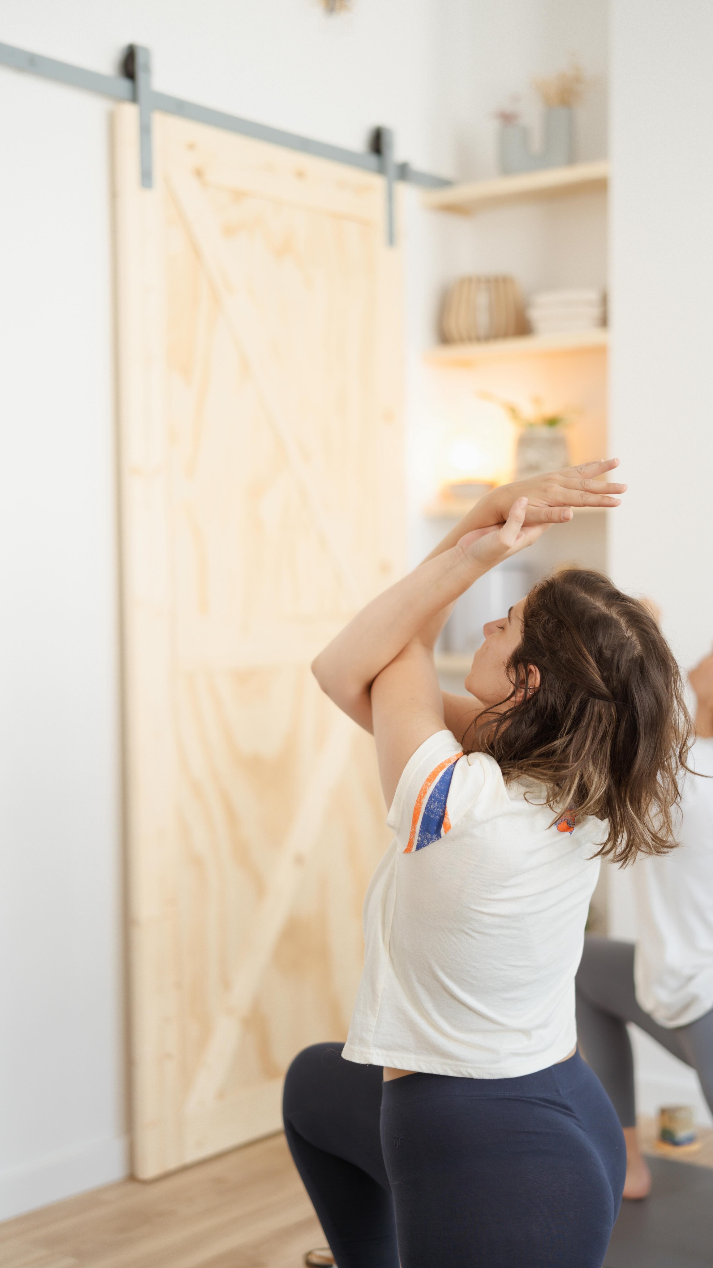 Hace unos días volví a ver imágenes de la primera clase que hicimos en el estudio… y no pude evitar pararme un momento.
Todo estaba empezando. La sala, las personas, yo misma en ese lugar. Con ilusión, sí… pero sin saber realmente todo lo que estaba por venir y todo lo que construiríamos en estas 4 paredes.
Y ahora, a pocos días de cumplir 7 meses de esta aventura solo puedo sentir gratitud.
Por todo lo que ya hemos vivido dentro de este espacio. Por cada práctica, cada conversación, cada persona que ha pasado por aquí. Por todo lo que se ha ido construyendo, poco a poco, sin hacer ruido. Y por todas esas personas que ya sentís el espacio casa.
Y aunque muy proyectado, nunca imaginé que sería así. Y qué bonito que la realidad haya superado cualquier idea previa. Gracias un día más por estar, por hacerlo posible y por seguir formando parte de este camino 🫀