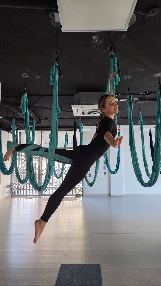 ¿Lista para sentirte ligera y llena de energía? ⚡
🪽 Clases Aéreas en Barcelona 🪽
En Let’s Fly trabajas con tu propio peso de manera natural y segura, fortaleces el cuerpo, ganas flexibilidad y mejoras tu movilidad, mientras cuidas tu espalda gracias a las posturas invertidas.
✨ El columpio permite estirar de forma suave y profunda porque te sostiene en el aire
🙃 Parece complicado, pero desde la primera sesión ya puedes empezar a volar
🪽 Y lo mejor… ¡es una experiencia súper divertida!
📍 Dos centros: Monumental y Collblanc
🎁 Clase de prueba por solo 8 € – sin matrícula
Explora nuestros niveles:
1 🧘 AeroBásico, AeroYoga, AeroStretching
2 🤸♀️ AeroFitness, AeroYoga Dinámico, AeroPilates
3 🔥 AeroAcrobacia, AeroDanza
📍 www.lets-fly.es
📞 642 12 24 55
👉 Reserva tu plaza y descubre el mundo desde otra perspectiva. ¡A volar! 🧘♀️🤸♀️🪽
.
.
.
.
.
#yogabarcelona #aeroyogabarcelona #stretchingbarcelona #yogaeixample #yogacollblanc