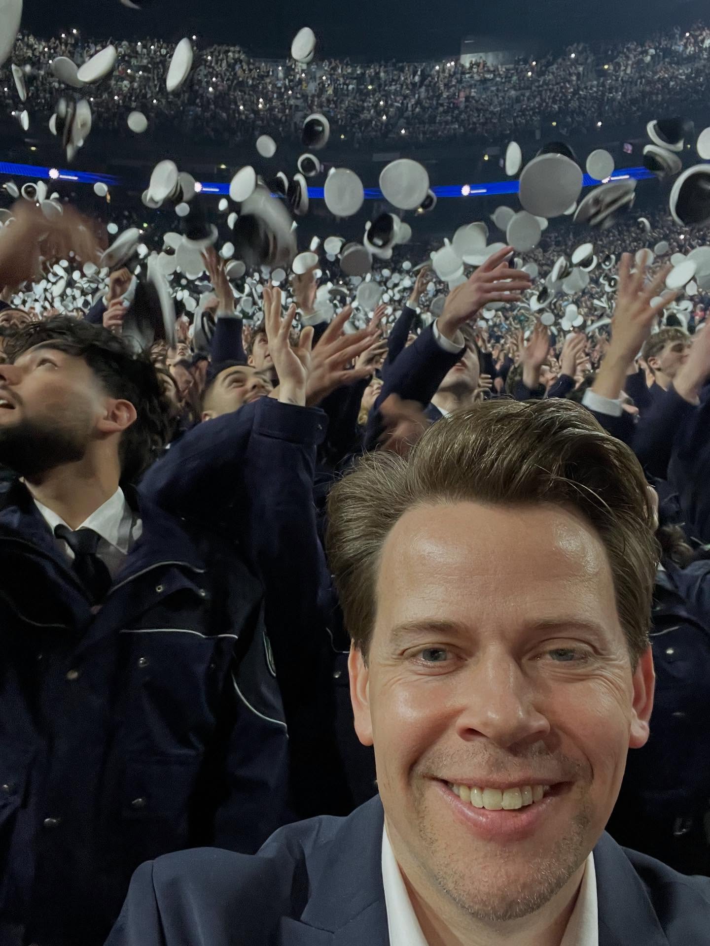 Heute Vereidigung von fast 3000 Polizeianwärterinnen und -anwärtern mit Ministerpräsident Hendrik Wüst und Innenminister Herbert Reul in der Lanxess-Arena in Köln!
Die feierliche Veranstaltung hat die Gäste in jedem Moment spüren lassen, welch wichtige und verantwortungsvolle Aufgabe diese jungen Menschen für unser Land übernehmen.
Herzlichen Glückwunsch zur Vereidigung und willkommen in der Polizeifamilie! Sie haben sich einen großartigen Beruf ausgesucht!
#rheinischbergischerkreis #polizeifamilie #team110