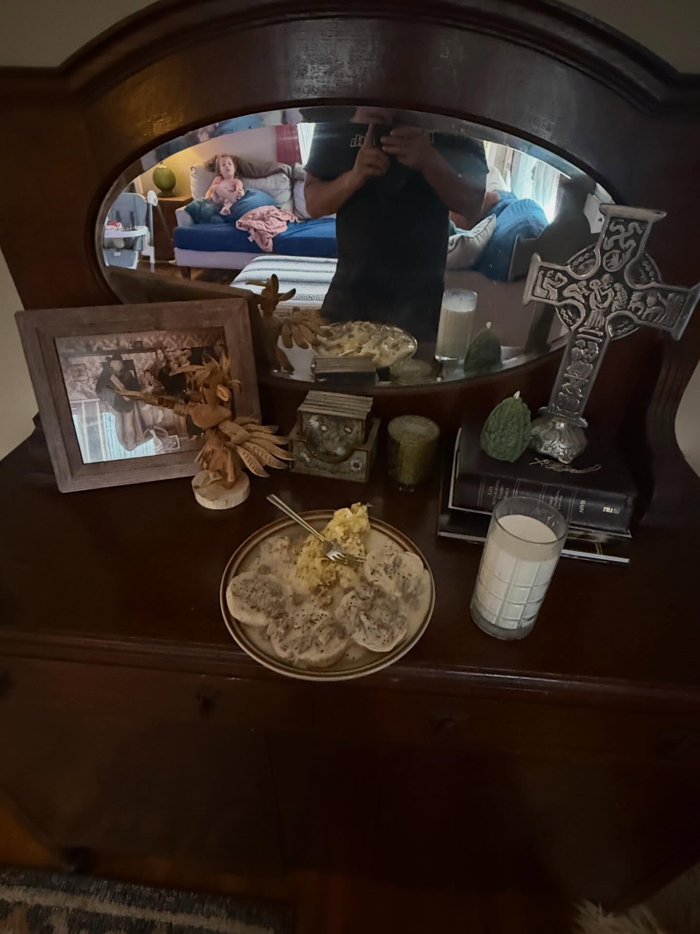 A reverse order account of the last 24 hours
1) holy things: family Bible, Kachina Dancer, biscuits and gravy @butterflies_rainbows
2) horse girls
3) read em and weep. We got rained out last night but we played a little blues for the faithful music lovers til the lightnin came @oconnormoc @jonhorstmann
4) born down in Texas
5) Dakota Lynn supervising a string change