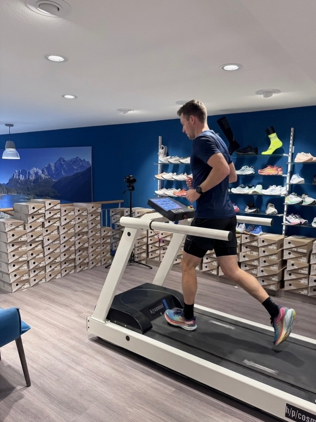 Egal ob du gerade erst mit dem Laufen startest oder bereits regelmäßig trainierst – der richtige Laufschuh macht den Unterschied.
Bei Kampa Schuhe erhältst du eine individuelle und professionelle Beratung, abgestimmt auf deinen Laufstil und deine Bedürfnisse.
Unser erfahrenes Team hilft dir dabei, den optimal passenden Schuh zu finden – für mehr Komfort, bessere Performance und gesunde Füße.
Komm vorbei und lass dich persönlich beraten!
#laufanalyse #laufschuhe #running #on #freising