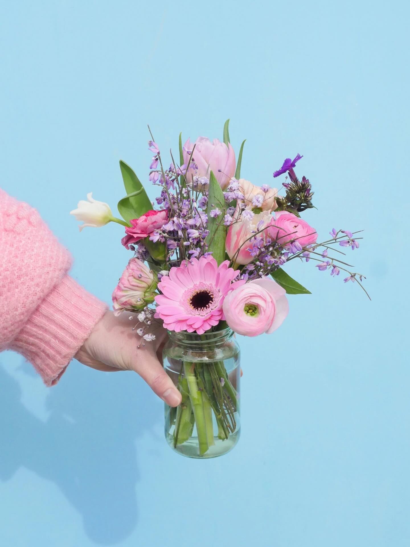 Spring Workshops 🌸
We are delighted to welcome back Lauren @thehappyblossoms in Wimborne for a Spring Posy Workshop at the Brocante 🌿
Jolly Jam Jar Workshop
Sunday 3rd May
11:30am - 1pm
£45 per person
All materials & tuition included
In this cheerful, hands-on session, you’ll create a trio of seasonal jam jar arrangements to take home. She will guide you through simple floristry techniques, so each jar looks beautiful on its own or grouped together for extra impact.
It’s relaxed, beginner-friendly, and the perfect way to spend a couple of hours getting creative with flowers in the most gorgeous setting. You’ll leave with three unique arrangements — ideal for brightening your home or gifting to friends. £45 per person, all materials included.
For more details & to book a space please contact Lauren @thehappyblossoms or look at our website for links 🌸
Please note, you will require an entry ticket to the Spring Brocante to take part 🌿
Artisan Flowers | Spring Flowers | Jam Jar Flowers