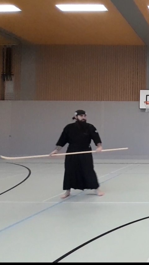 On voyage dans le temps, jusqu’au XIIème siècle, à l’époque Heian.
Les bushi, les guerriers, n’utilisaient pas que les épées mais plein d’autres armes, dont par exemple la naginata, la hallebarde japonaise.
Et s’il y a bien un guerrier étroitement lié à cette arme c’est Benkei, moine guerrier qu’à un moment donné de sa vie il semblerait avoir fait un pari avec un forgeron : s’il arrivait à gagner 1000 duels et à récupérer les épées de tous ces guerriers il lui aurait crée la meilleure armure possible.
On dit que Benkei une fois ayant pris place sur le pont de Gojō à Kyoto, aurait gagné 999 duels, mais le 1000ème, celui avec Minamoto Yoshitsune c’est celui qui a changé son destin…
Venez découvrir les disciplines martiales des samurai au Dōjō Jouen de la Wa Rei Ryū!
#naginata #naginatajutsu #wareiryu #tendoryu #lausanne