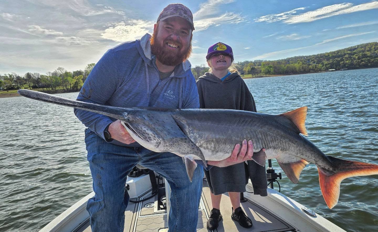 Snaggin Father daughter style.
#Frenzelsguideservice #fishingbranson.com
#paddlefish #spoonbill #tablerock