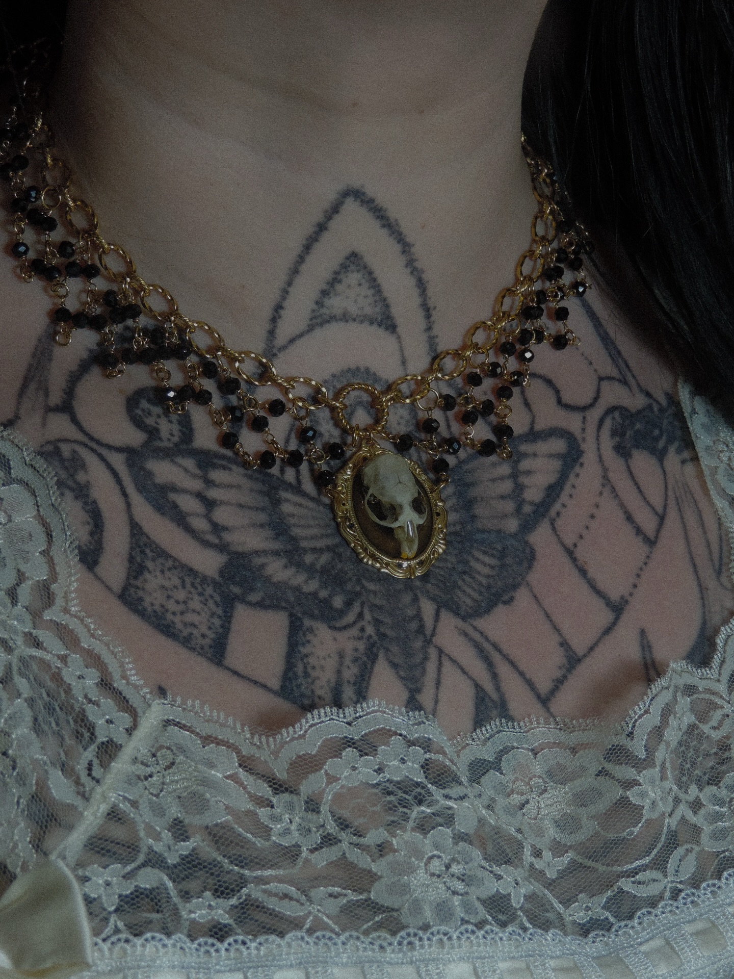 𝕮𝖆𝖑𝖛𝖆𝖗𝖎𝖆 𝓥𝖎𝖙𝖙𝖆
Collier effet dentelle avec des perles en verre noir facettées et orné d’une pièce centrale baroque préservant un crâne de campagnol 🐭
Source éthique🌿
Disponible sur la boutique en ligne (lien dans la bio)
✥
Bijoux curiosités faits main, bijoux os, crâne
Victorien, gothique