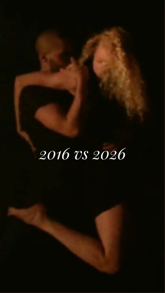 2016 VS 2026
Avant je dansais.
Aujourd’hui, je laisse le mouvement m'envahir autrement. Il est revenu me chercher, différemment.
En duo, on ne triche pas.
Sans écoute, sans confiance, sans respect, sans ce sentiment de sécurité, ça ne marche pas.
Il n'y a pas de fluidité, de justesse, de danse, la vraie, celle qui se vit, surpasse tout et fait croire à celui qui regarde que tout est facile.
Un souffle, un appui, un porté, un contrepoids, c’est un dialogue silencieux pour être ensemble, sans se faire mal et sans faire mal à l'autre. Sans surprendre l'autre et le mettre dans l'embarras, voire le blesser.
Sur la table, c’est la même chose, sauf qu'il n'y a plus de compte à respecter, plus de synchronisation chorégraphiée. Il y a donc une adaptation des plus fines qui s'installe. Au gré du souffle du stretché, de ses réactions, de ses tissus sous mes mains.
Ce que je propose, ce n’est pas juste du stretching.
C’est une rencontre, un travail à deux, en confiance, au service du mouvement.
Toujours avec le même fil conducteur :
prendre soin du corps… et de ce qu’il raconte.
.
.
.
#stretching #stretch #bienetre #ilovestretch #paris