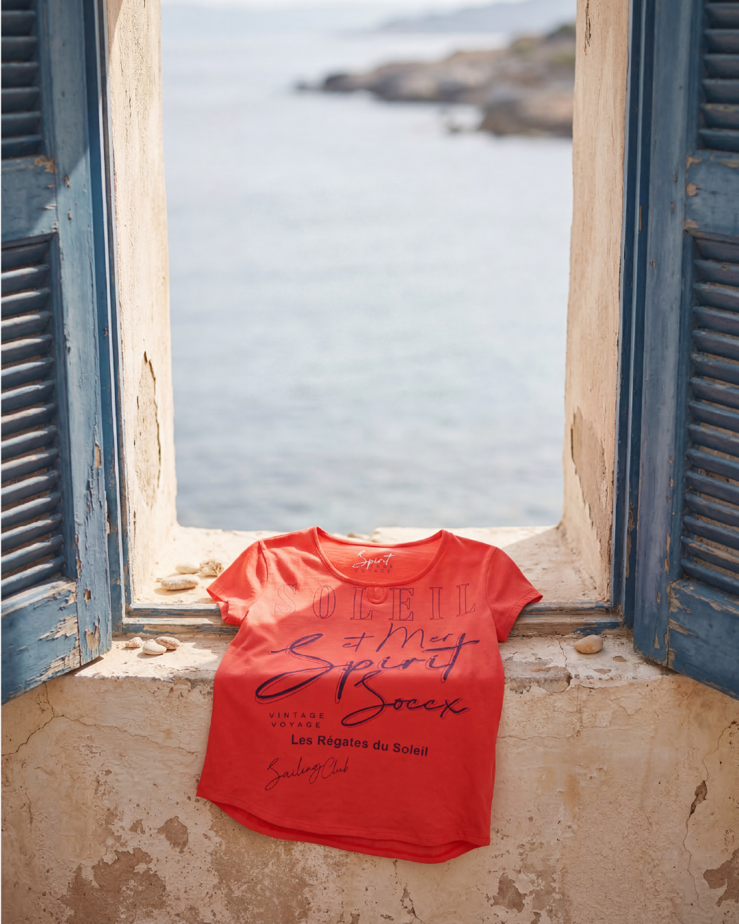 LET THE SUN IN
Dieses ärmellose SOCCX Shirt hat gute Chancen diesen Sommer zu deinem absoluten Favorite Piece im Kleiderschrank zu werden.
#soccx #vintagevoyage #womenswear #tshirt #summerstyle