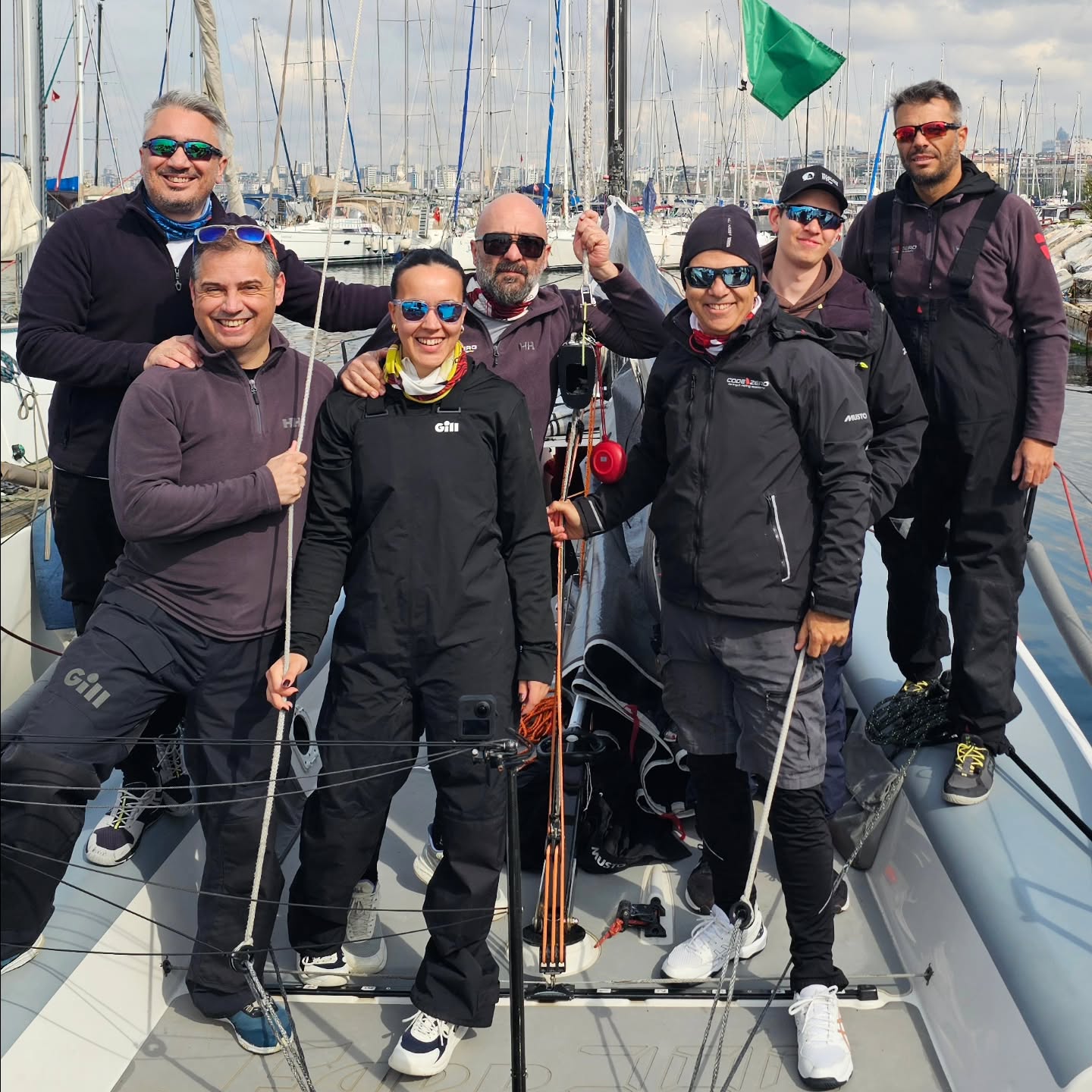 🌬 Rüzgar yoktu, biraz üfledik💨 Overall 🥇🏆, OrcB 🥇🏆🥈
🚩Spring Trophy serisinin 3.etabı 5-8 knot rüzgarda Kınalıada açıklarında gerçekleştirildi.
🏁 ilk yarış çok iyi bir start ile akıntıları ve sağanakları iyi okuyan ekibimiz, ilk orsa şamandırasını sınıfında 1. dönerek, pupa kolunda farkı açtı. Havanın zaman zaman üç knotlara düşmesi sonrasında ikinci orsa kolunda yarış komitesi kısa rota ile finish'leri aldı. İlk yarışta hem OrcB grubunda 9 teknede 1️⃣🏆, hem de Overall 13 tekne arasında 1️⃣🏆 ile çok iyi bir sonuca imza attık.
🏁 ikinci yarış öncesi rüzgar biraz tazeledi. Startta akıntının da etkisi ile pozisyonumuz değişse de, sonradan iyi bir taktik ile öndeki grubu yakaladık ve ilk üc tekne ile birlikte şamandıraları döndük. Beklenen poyrazın etkisi ile rüzgar finish hattına doğru üç knotlara düştü. Düşük havada çok iyi bir konsantrasyon ve trim ile tekneyi maximum performans ile kullanmayı başardık. İkinci yarışı da OrcB grubunda 2️⃣🏆 Overall sıralamada ️4️⃣ tamamlayarak günü bizim için trofe hedemize önemli katkı sağlayan puanlar ile tamamladık.
🏁 4 etaptan oluşan ve 3 etabı geride kalan Spring Trophy'de podyum'da yer almak iddiamız artarak devam ediyor. Trofenin kalan son yarışı Boğaz etabını da heyecanla bekliyoruz🏆🏆🏆
🏁 Organizasyonun düzenlenmesinde başta @bauisc @springtrophy olmak üzere, yarış komitesi, yarışan ekipler ve katkı sağlayan herkese teşekkürler ederiz.
🚩Spring Trophy, 3.etap 11 Nisan 2026 , İstanbul
🚩Yarış Ekibi :
@asenaakocogluu
@onuralpaslan
@aboynamedcharliebrown_
@cenkbogatur
@ssinanmumcu
@gokmeneris
@coratography
🚩 Tekne : Farr280 @farr_yacht_design
🧿