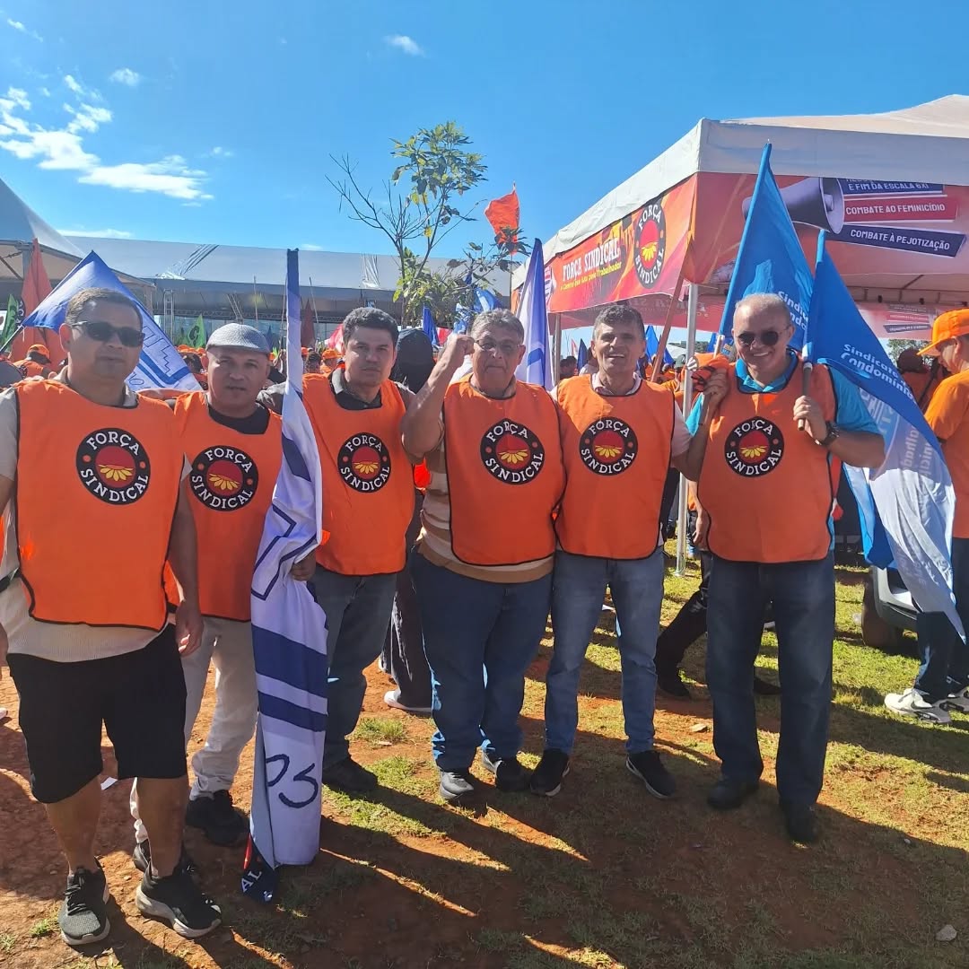 Sindicalistas da nossa categoria unidos pela redução da Jornada de Trabalho!
A Federação, as centrais sindicais e as entidades de classe que representam a nossa categoria participaram, na última terça-feira em Brasília, de manifestação pacífica cujo objetivo foi pressionar os congressistas para a redução da jornada de trabalho.
"Esta forte pressão exercida foi positiva e representa o primeiro passo a fim de mostrar às autoridades políticas a real importância da redução da jornada de trabalho para que os nossos representados desfrutem de maior tempo de convivência ao lado de seus familiares, e para que tenhamos melhor qualidade de vida" - avalia o presidente Josinaldo Bispo.
#stecsv
