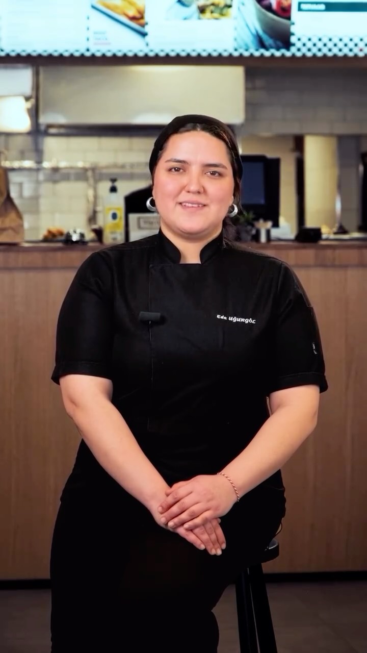 Taco Gallia mutfağında lezzetin sırrı ne mi? 🤫
Şefimiz Eda Hanım anlatıyor… ❤️
Her gün özenle hazırlanan, tamamen taze ve günlük malzemelerle oluşturduğumuz soslarımız sayesinde her lokmada dengeli ve unutulmaz bir tat yakalıyoruz. ✨
Lezzetin detaylarda gizli olduğu bu mutfağı deneyimlemek için sizi Taco Gallia’ya bekliyoruz.
📍 Yenibağlar Mahallesi, Prof. Dr. Yılmaz Büyükerşen Bulvarı No:110/B, Tepebaşı / Eskişehir
☎️ +90 533 766 72 26
#tacogallia #eskisehirlezzetleri #tacoseverler #bowl #frenchtaco