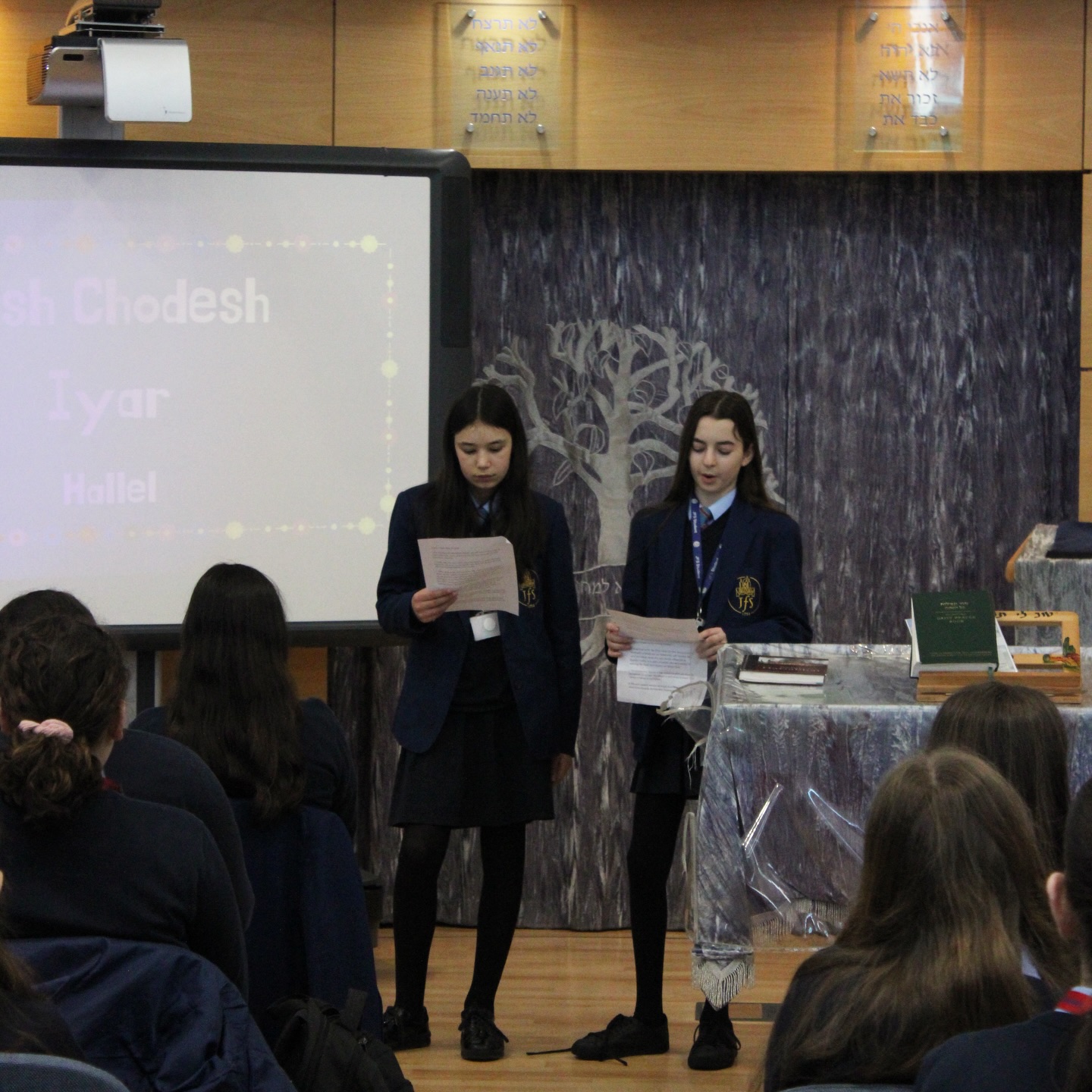 Students from across the school came together once again for a beautiful Women’s Hallel to mark Rosh Chodesh Iyar. Through uplifting tefillah and heartfelt song, the atmosphere was one of connection, unity, and inspiration, building on the energy of last month’s gathering.
As we begin the month of Iyar, we look forward to all of our celebrations for Israel including our special Hallel and breakfast next Wednesday for Yom Ha’atzmaut 🇮🇱