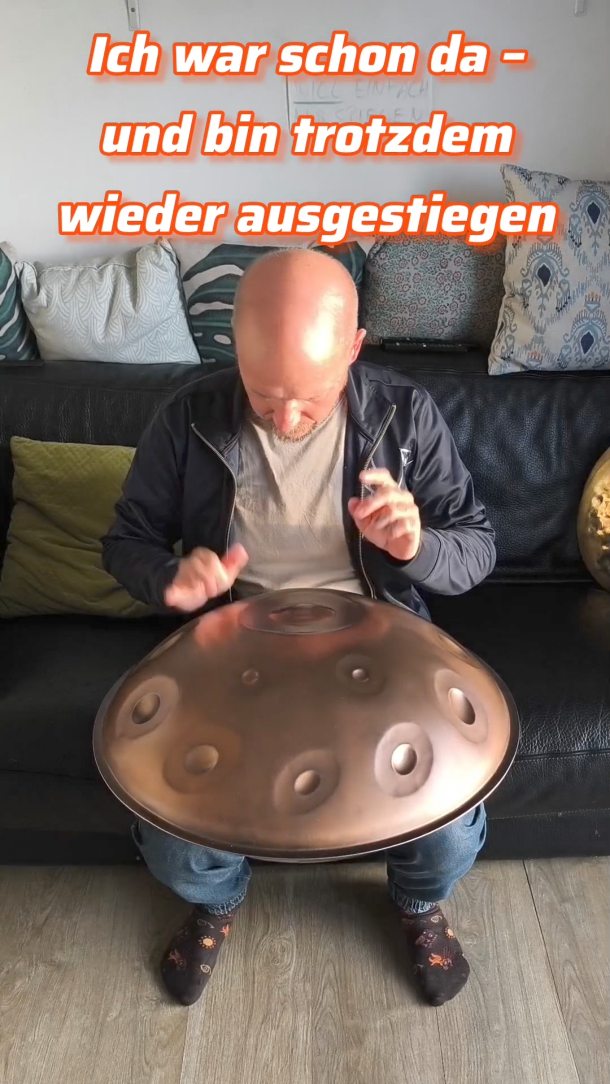 For a long time, I thought my problem was that it wasn’t really working yet.
That I wasn’t good enough.
Not visible enough.
Not ready yet.
But if I’m honest…
it was already working.
People were reaching out to me.
I was getting booked.
I was already living parts of what I actually wanted.
And still… I pulled away.
Not in one big decision.
Not consciously.
But slowly. Quietly.
By holding back.
By not taking it seriously.
By looking for reasons outside of me.
Today, I see more clearly what was really going on:
I wasn’t afraid it wouldn’t work.
I was afraid that it would.
That I would have to really show up.
That I would have to stay consistent.
That I would have to take full responsibility for what wants to come through me.
And that’s where I find myself again now.
Not perfect.
Not “there” yet.
But honest.
I’m starting to bring together what used to be separate:
music,
coaching,
deep inner work.
And I’m allowing myself to take it seriously this time.
If you feel that there’s more in you…
but you keep holding yourself back,
stay close.
I’m opening spaces for exactly that.