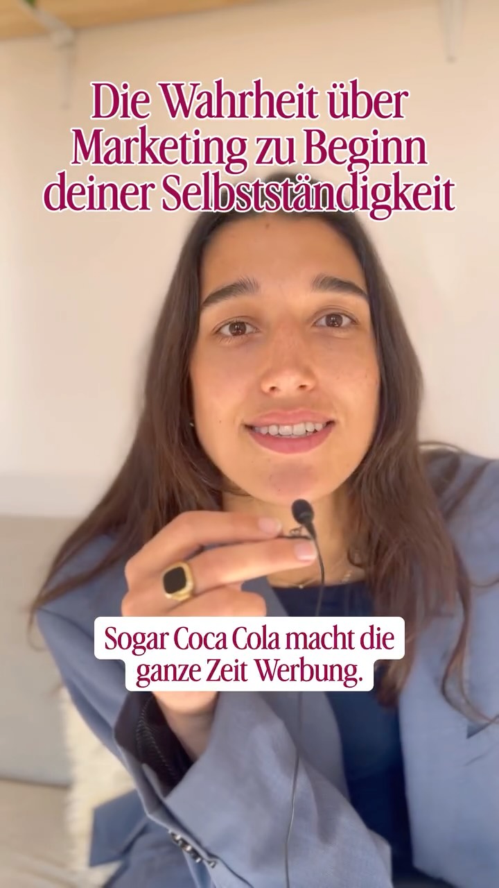 “Wie finden mich die richtigen Leute??”
Ich weiß, es ist ein riesen Thema zu Beginn der Selbstständigkeit (bzw so lange bis du damit Frieden geschlossen und nen Weg für dich gefunden hast).
Und: darüber zu sprechen, was dich begeistert, inspiriert, jeden Tag fasziniert oder neugierig sein lässt, sollte sich nicht anfühlen wie eine Bürde. Honestly, wenn es das tut, dann machst du was falsch und dann bleibe weiterhin neugierig um DEINEN Weg zu finden, der sich freudvoll und authentisch anfühlt.
Denn darum geht es (meiner Meinung nach) wenn wir über das sprechen, was wir anbieten. Der Person einen echten Einblick zu geben, welche Themen, Gefühle, Gedanken sie erwarten kann, wenn sie etwas kauft. Damit sie die Möglichkeit hat zu entscheiden: Ist das passende für mich oder nicht? Ist es die Person mit den Werten, die sie verkörpert, mit der ich in Beziehung gehen will?
Also lasst uns Marketing nicht als etwas lahmarschiges sehen, was gezwungenermaßen dazugehört.
Es bedeutet literally die Haustür aufzumachen und dich vorzustellen mit dem, was du anbietest & wofür du stehst.