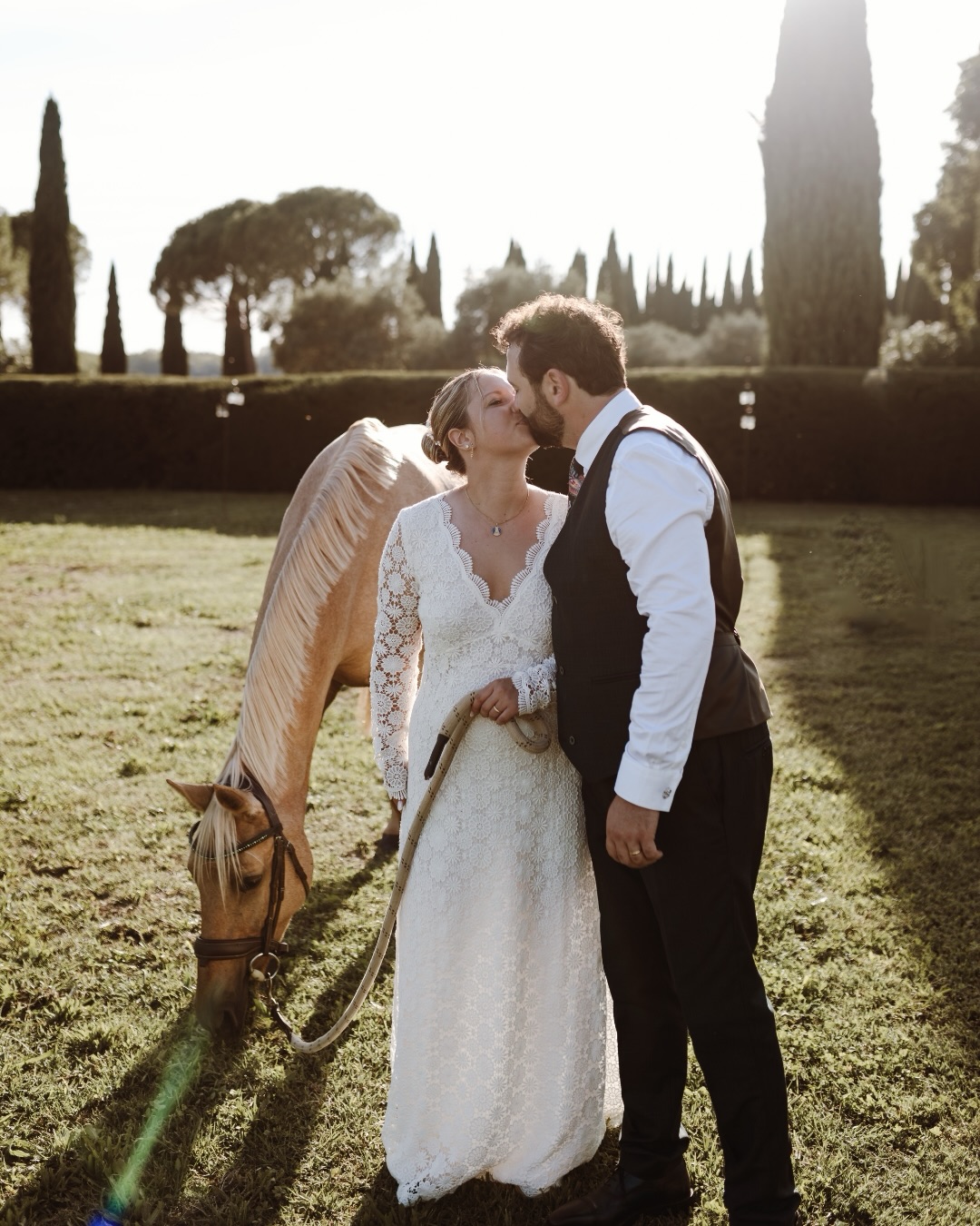 ✨ Deux moments, une même histoire…
Après la cérémonie civile, j’ai eu la chance d’accompagner Julie-Sarah & Matthieu pour leur mariage religieux, au cœur d’une journée remplie d’émotions 🤍
Des regards, des gestes, des instants précieux…
capturés du début à la fin, pour raconter leur histoire d’amour dans son intégralité 🫶🏼
Merci pour votre confiance 🥹🙏🏼
📍 Domaine de Saint-Privat – Sarrians
⛪ Église de Gigondas
💆🏼♀️ Mise en beauté @lesbeautesdoce_piolenc
💐 Fleurs @au_petit_bouquet
💍 Bijoux @crealy_createur_d_envie
💄 Make-up maison
👗 Robe @vintedfrance
🐴Chevaux @cechevaletprovence
👨🍳 Chef @chefpaolosalvati
🎤 Chanteuse à l’église @claramichel_singer
🎶 Groupe musique @orangetriomusic
🕺🏼 Dj @bou_mian
💌 Vous vous mariez bientôt ?
Écrivez-moi pour imaginer ensemble vos souvenirs !
📸 Camille Meffre, photographe professionnelle
📍 Vaucluse, Provence & partout où vous m’emmènerez
🌸 Infos & contact en bio
👩🏼💻 @lepicurienneenprovence
#photography #photographer #wedding #love #provence