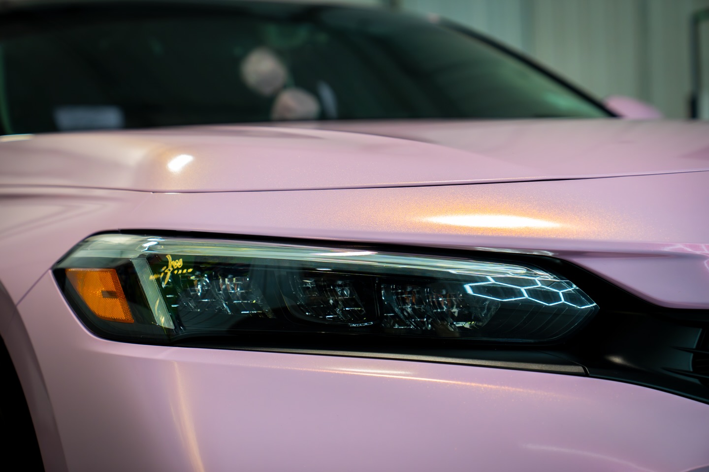 Custom 1 of 1 wrap we just finished for one of our customers.
This is a KPMF stealth piggy bank wrap that has an over laminate in pink starlight. How do you think this one turned out?🔥
