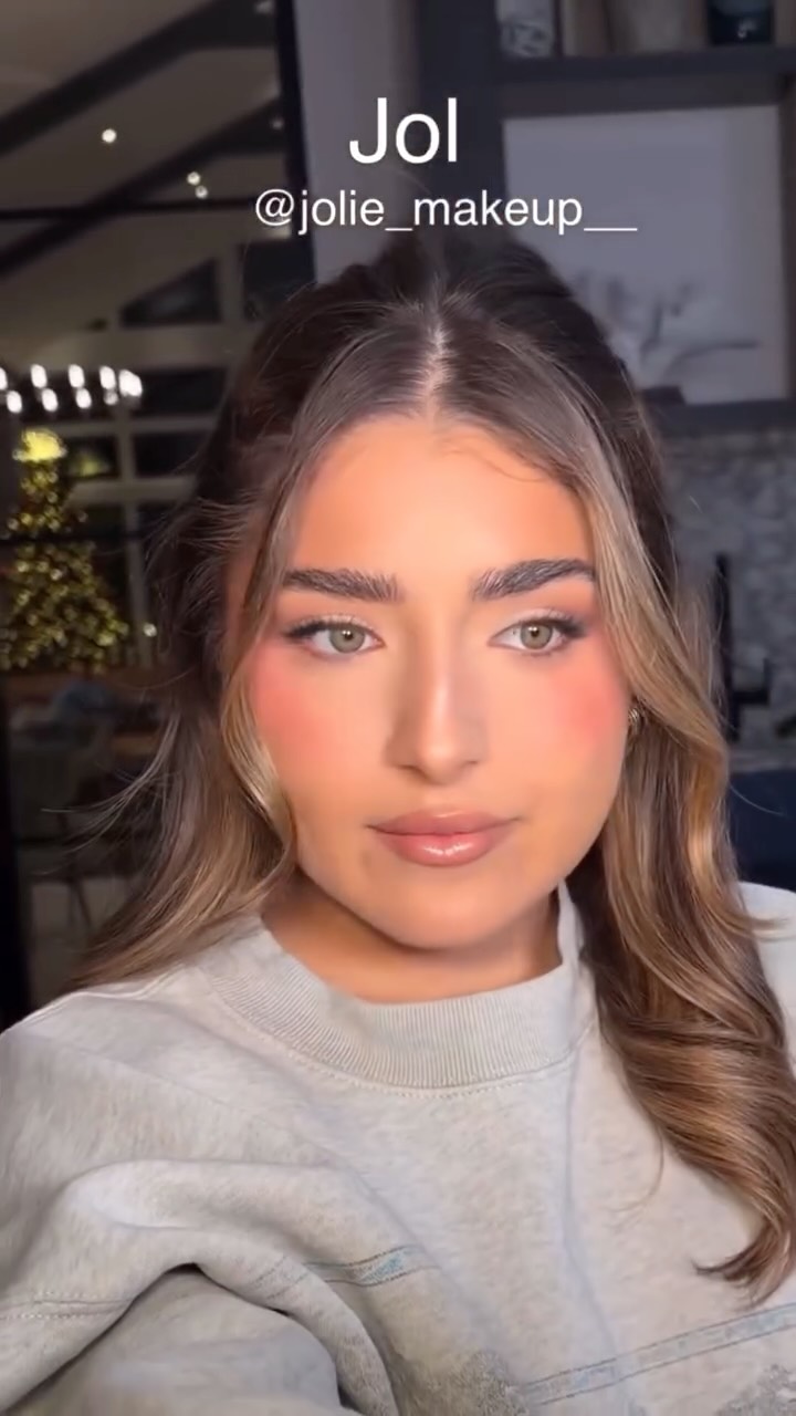 ✨Your Perfect Prom Look Awaits✨
Soft glam or full glam — whatever your vibe, we’ve got you covered for your big night 💄✨
From flawless skin to the perfect lash, we’ll have you feeling confident the moment you step out the door.
Spots are filling fast—book your prom makeup appointment at Gallery Style Haus today 💕