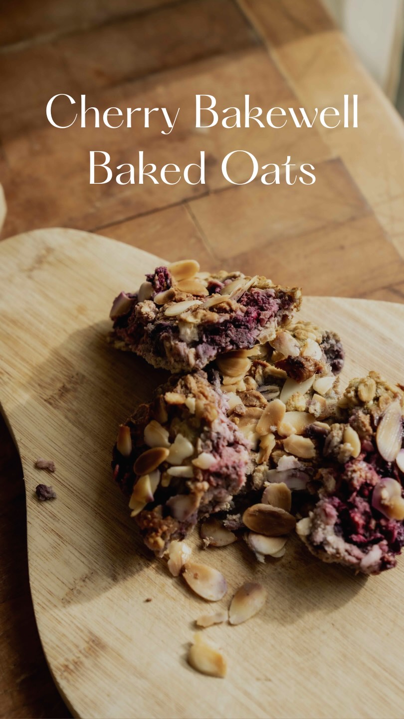 Cherry Bakewell Baked Oats 🍒✨
The cosiest, nourishing breakfast that feels like dessert… but supports your energy, hormones & fullness throughout the morning.
This is one of my favourite meal prep recipes to have ready in the fridge /freezer-especially during busy weeks when you want something quick, but still homemade and grounding. High in protein, naturally sweet, and so satisfying 🤍
INGREDIENTS
– 2 ripe medium bananas, mashed
– 200g rolled oats
– 1 tsp baking powder
– 60g vanilla @formnutrition protein powder
-1tbsp hemp seeds
– 400ml milk of choice
– 2 handfuls cherries or mixed berries
– 4 tsp almond butter
– 2 tbsp flaked almonds
METHOD
– Preheat oven to 180°C
– Mix banana, oats, baking powder, protein powder & milk. Stir through fruit. Swirl in almond butter & top with flaked almonds
– Bake 35–40 mins until golden
Store in the fridge for up to 5 days-perfect for grab-and-go mornings.
Save this for your next weekly prep ✨
#bakedoats #breakfastideas #healthymealprep