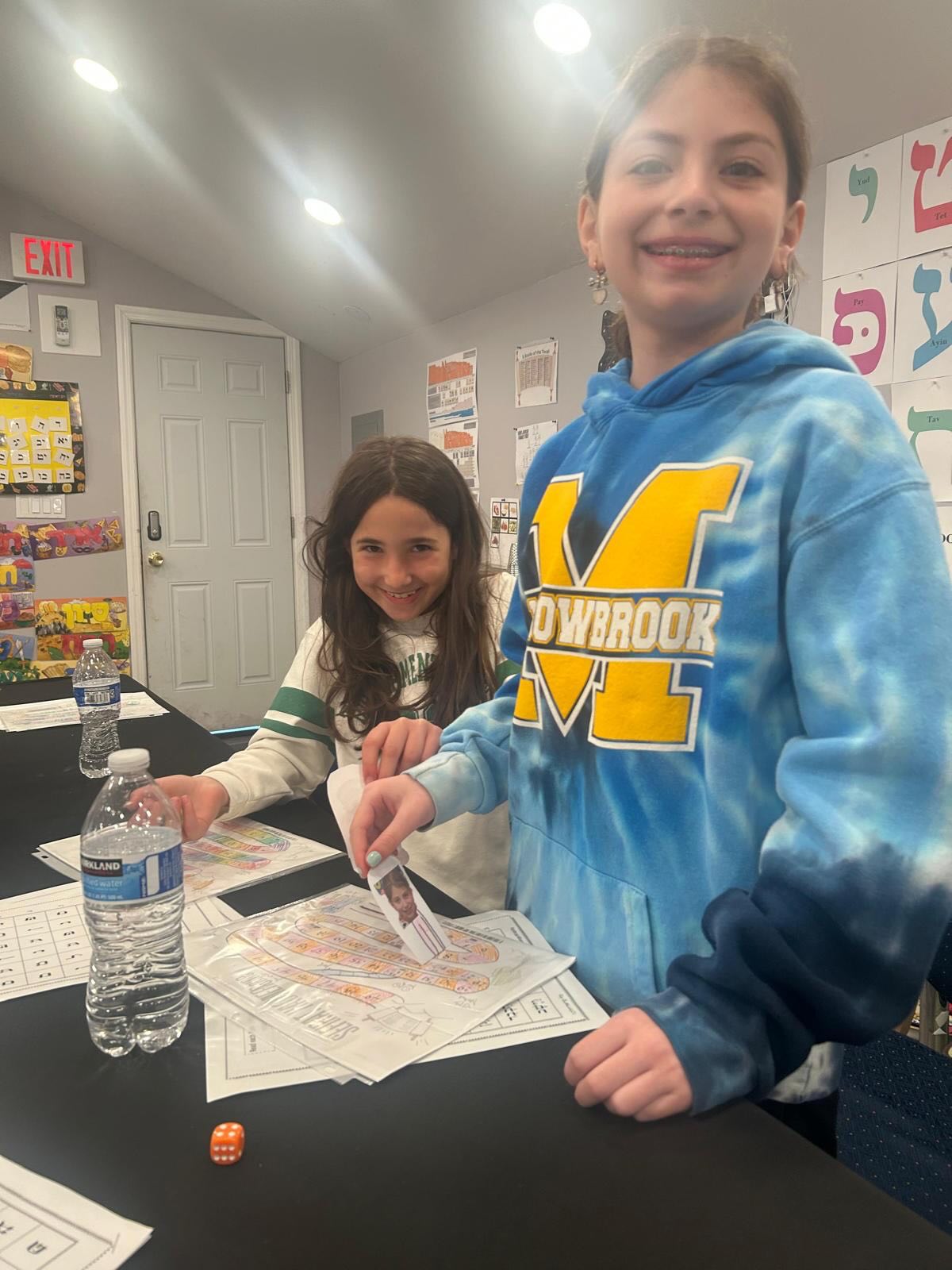 It was a busy day at Hebrew School this week! The students continued building their Hebrew language skills. They also learned all about Israel in honor of Yom Ha’atzmaut ! 🇮🇱
These awesome students also covered Sefirat HaOmer, the counting of the days between Passover and Shavuot, leading up to the giving of the Torah.🎉
Looking forward to learning more next week!