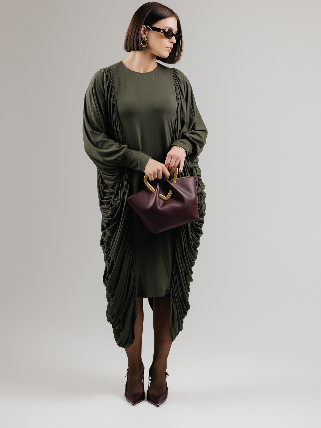 DRAPE suknelės yra absoliučiai ypatingos! 🌪️
Nepaisant to, kad suknelėje slepiasi NET 6 METRAI medžiagos, ji yra lengva ir priglunda tarsi antra oda.
Išskirtinis dizainas, skirtas išskirtinėms moterims - būti pastebėtoms, būti pamatytoms, būti prisimintoms ☝️
Vienas mylimiausių dalykų apie šias sukneles yra tai, kad jos itin gerai maskuoja blauzdas. Kas sekate PÙPLA ilgą laiką žinote mano kompleksą - aš labai vengiu nešioti šortus ir sukneles, kurios atidengia blauzdas, nes jos pas mane neproporcingai stambios ir visiškai neprideda įvaizdžiui lengvumo 😬
Tačiau šios suknelės kraštai krenta ant blauzdų kraštų ir vizualiai jas lieknina, kas man pasirodė tiesiog nuostabus sprendimas moterims, kurios turi panašių problemų 🥹
Žiūrint į patį suknelės modelį, jis labai tinkamas didesniems dydžiams, nes ji savyje turi labai labai labai daug laisvės. Tik po ja nepamirškite vilkėti formuojančių apatinių! Nors aš negaliu skųstis savo figūra, tačiau fotosesijos metu taip pat juos vilkėjau, nes jie tiesiog sustato viską į reikiamas vietas ir „nublurina“ kūno linijas tarsi kokia programėlė 🙂↔️
Už drąsą išsiskirti ir lepinti save drabužiais, kurie puošia! 💋