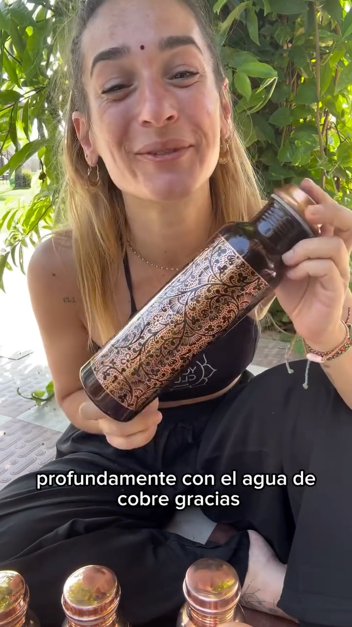Ya tenéis las tan demandadas botellas de cobre en la web de @theyogaclubbarcelona y además con descuento del INDIAN SHOPPING 💝
BENEFICIOS REALES
🦠 1. Antibacteriano natural:
• El cobre elimina bacterias del agua.
• De hecho, se usa en hospitales en superficies.
👉 Agua más limpia de forma natural.
🔥 2. Apoyo digestivo:
• Estimula el sistema digestivo.
• Puede ayudar con:
• hinchazón
• digestiones pesadas…
👉 Muy típico en Ayurveda (Tamra Jal)
✨ 3. Para la piel:
• El cobre participa en la producción de colágeno.
• Ayuda a:
• elasticidad
• regeneración…
👉 No hace milagros, pero todo suma.
⚖️ 4. Equilibrio interno, según el Ayurveda:
• Equilibra los doshas (sobre todo Pitta y Kapha).
• Ayuda a “ordenar” el sistema.
👉 Más enfoque energético aquí.
Y muy importante, algo que no he mencionado en el video:
❌ No líquidos ácidos
• Nada de limón, vinagre, etc.
👉 puede reaccionar mal con el cobre.
Si necesitas más información, escríbeme 🥰
Namaste.