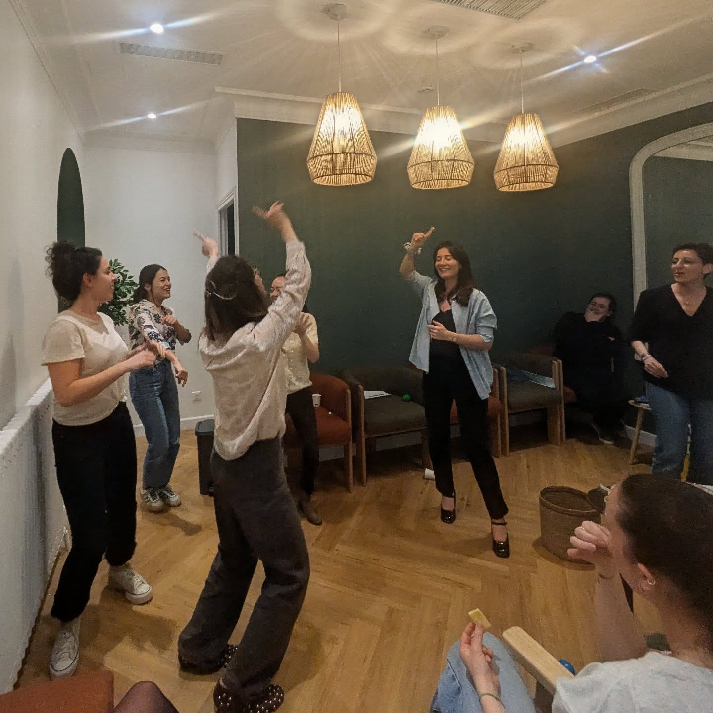 Jeudi dernier, l'esprit de Pâques s'est invité au cabinet, et on a chassé les ovocytes… 🍫🐣⚪
Merci à toute notre équipe pour votre énergie et ces quelques pas de danse de la fertilité 💃
#LaMaisonDeLaFertilité #ParcoursPMA #Fertilité #VieDeCabinet #TeamMédicale
