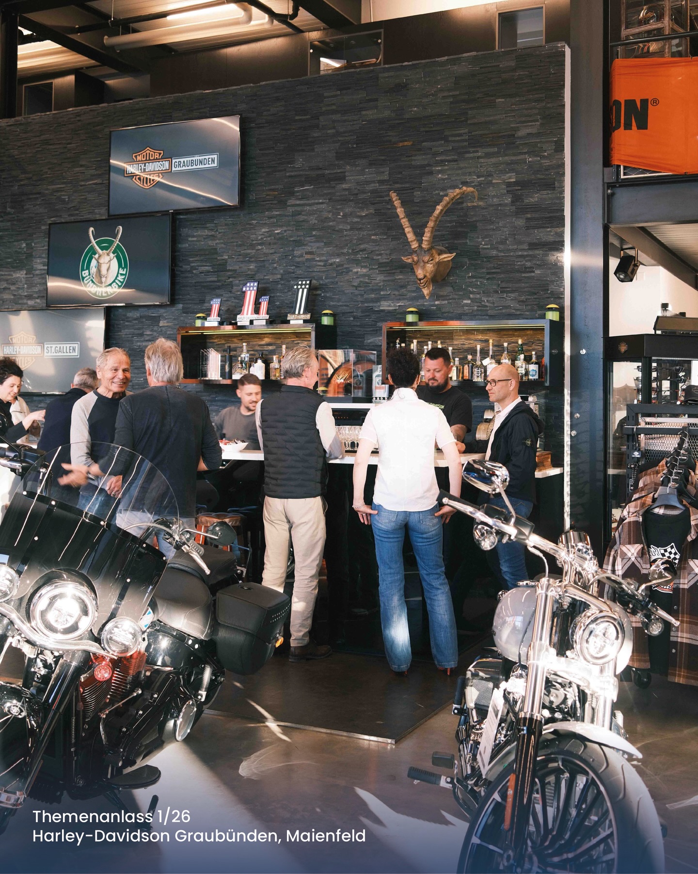 Was macht eine Marke wirklich unvergesslich? ❤️
Diese Frage stand im Zentrum unseres ersten Themenanlasses 2026 in Maienfeld.
Mit spannenden Einblicken rund um das Thema emotionale Markenführung wurde schnell klar: Nicht Produkte oder Preise bleiben im Kopf – sondern Gefühle.
Ein grosses Dankeschön an Jürg Ludwig für die Gastfreundschaft und den interessanten Einblick in die Räumlichkeiten!
🏍️ Beim Rundgang bei Harley-Davidson Graubünden und dem anschliessenden Apéro blieb genügend Zeit für Austausch, neue Impulse und gute Gespräche unter Mitgliedern.
➡️ Swipe durch für einige Impressionen des Abends.
#hgvmaienfeld #themenanlass #markenführung #emotionen #netzwerken maienfeld