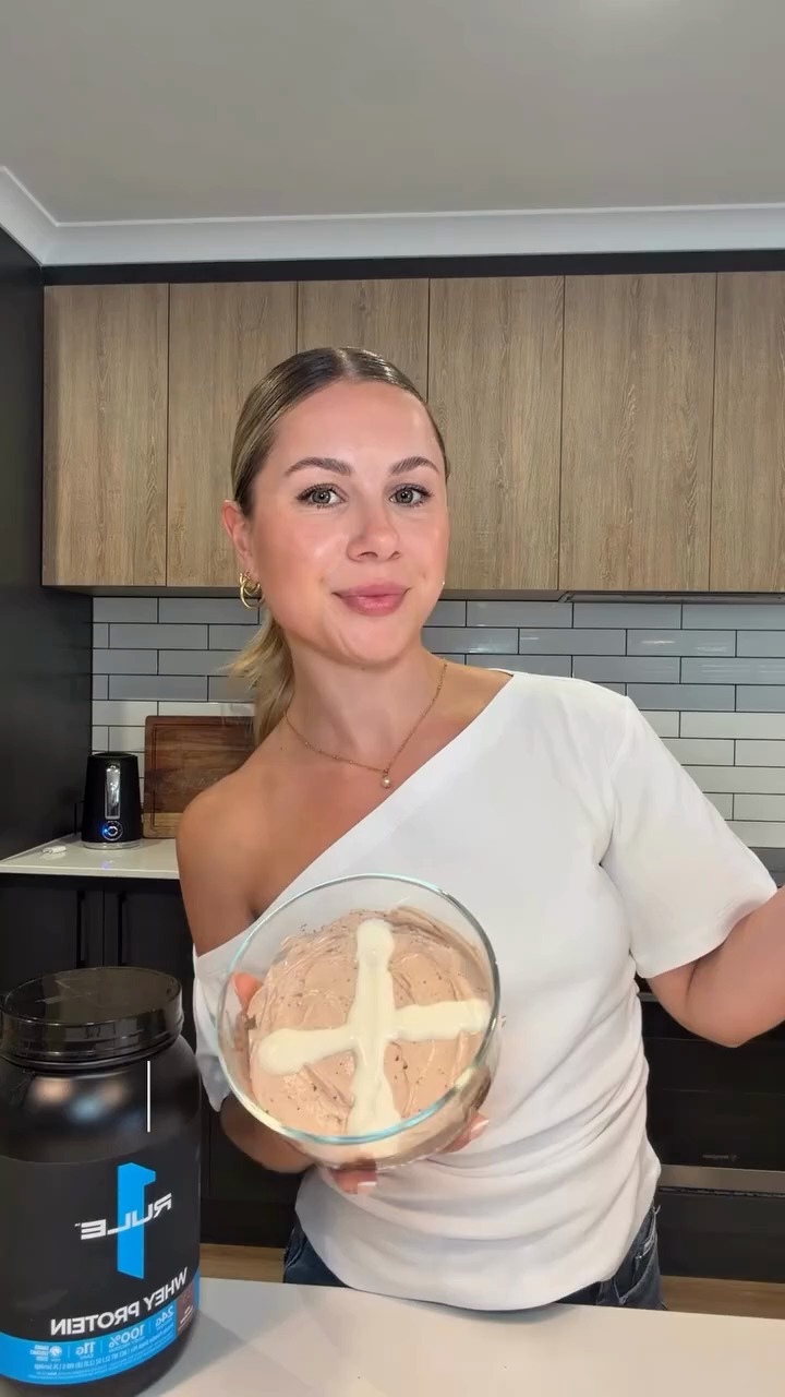 Hot Cross Bun Proats 🍫
Quick and easy breakfast idea festive or not for you to try!!
INGREDIENTS:
➜ 20g Oats
➜ 1 Serve chocolate protein powder (@ruleoneproteins_au )
➜ 1 serve collagen powder (@ruleoneproteins_au )
➜ 1 tsp psyllium husk
➜ 1 tbsp cacao powder
➜ 100g @yoproau yoghurt
➜ 1tsp cacao powder
➜ 1tbsp yoghurt & 1 tbsp stevia 1 tbsp hot water
METHOD:
1. mix base ingredients with some water and cook in microwave for 1.5 mins
2. mix together yoghurt and cacao powder and in a seperate bowl combine remaining yoghurt, stevia and hot water
3. place yoghurt and cacao mixture on top of cooked oats and then with the sweet yoghurt mixture paint a cross in the centre
eat warm or enjoy the next day!
By @thrivewcaitlin 👩🍳
#proteinoats #easter #highprotein #recipe #nutritionist