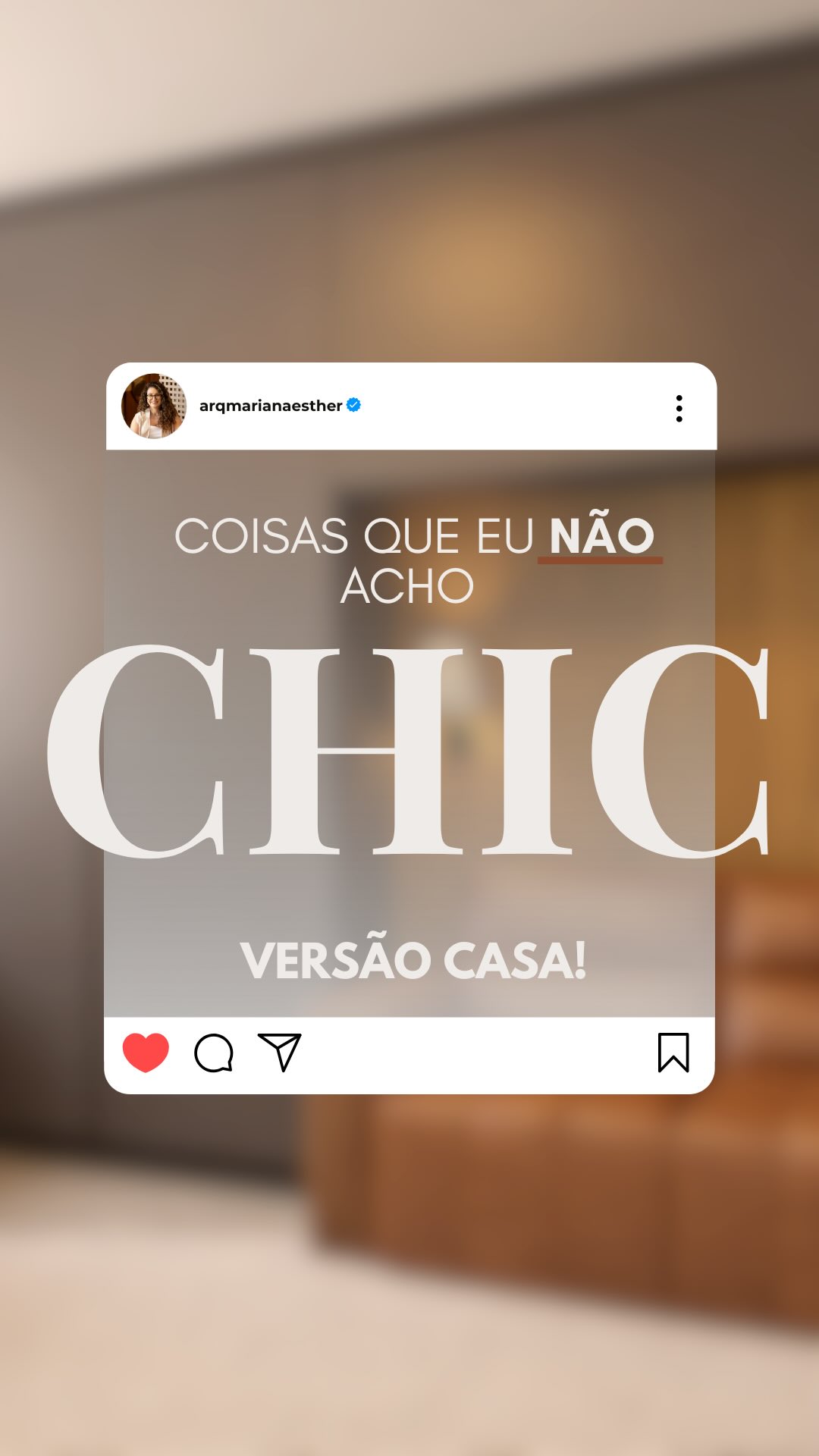 Já que eu falei das coisas que eu acho chic, vamos das coisas que eu não acho chic em uma casa…
E tá tudo bem — isso é gosto pessoal.
Mas, como arquiteta, eu vejo todos os dias como algumas escolhas podem impactar (e muito) no resultado final de um ambiente.
Pra mim, o chic de verdade não está no excesso, nem no que está na moda…
Está no equilíbrio, na intenção e em escolhas que fazem sentido no dia a dia.
Uma casa bonita precisa funcionar.
Precisa acolher.
Precisa representar quem vive ali.
E muitas vezes… é nos detalhes que isso se perde.
Agora me conta: você concorda comigo ou discorda completamente? 😅